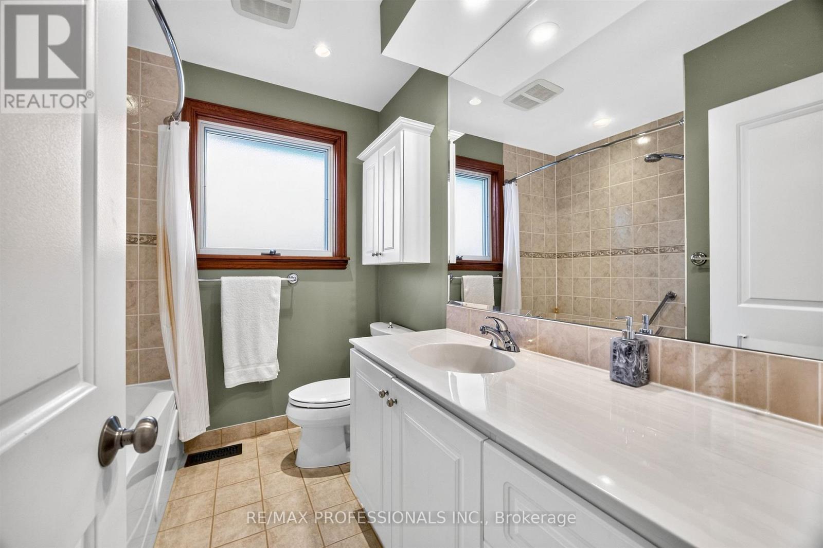 302 La Rose Avenue Property Photo 18