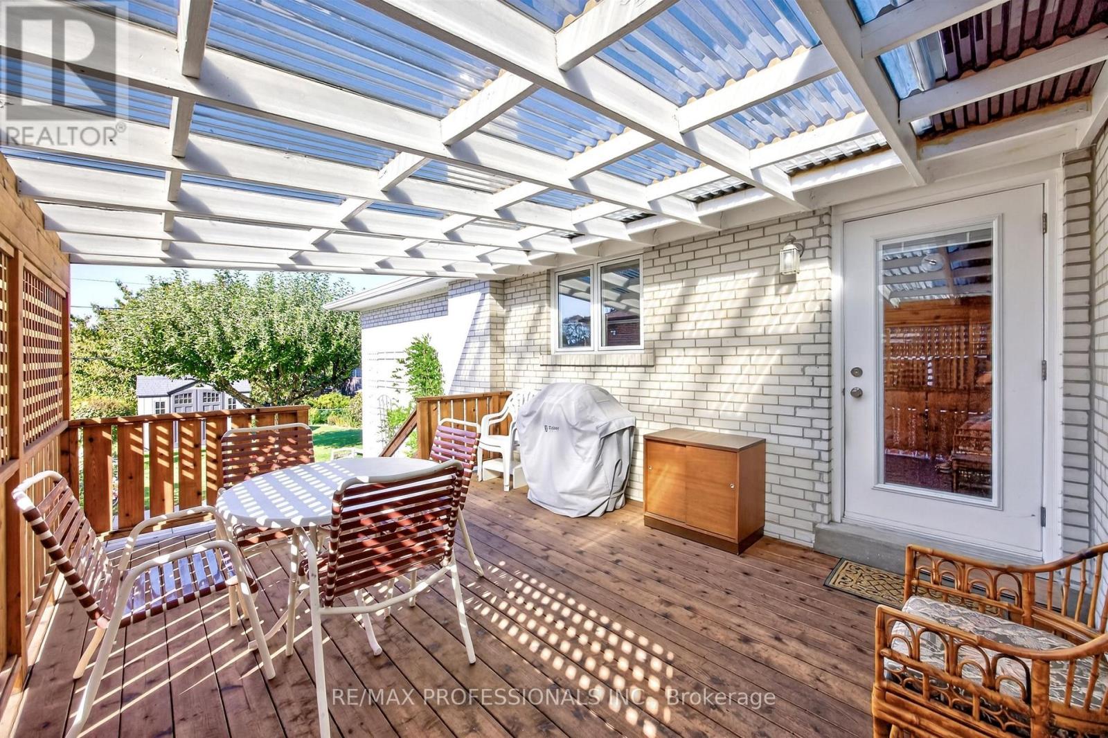 302 La Rose Avenue Property Photo 39