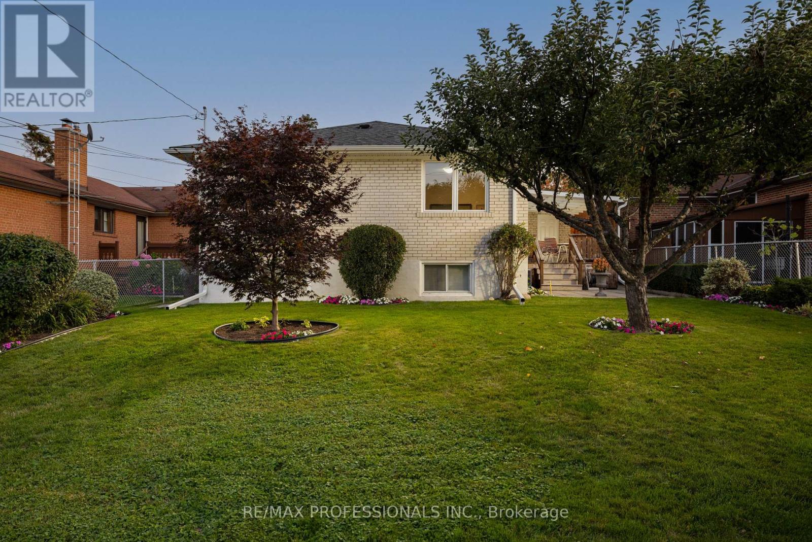 302 La Rose Avenue Property Photo 49