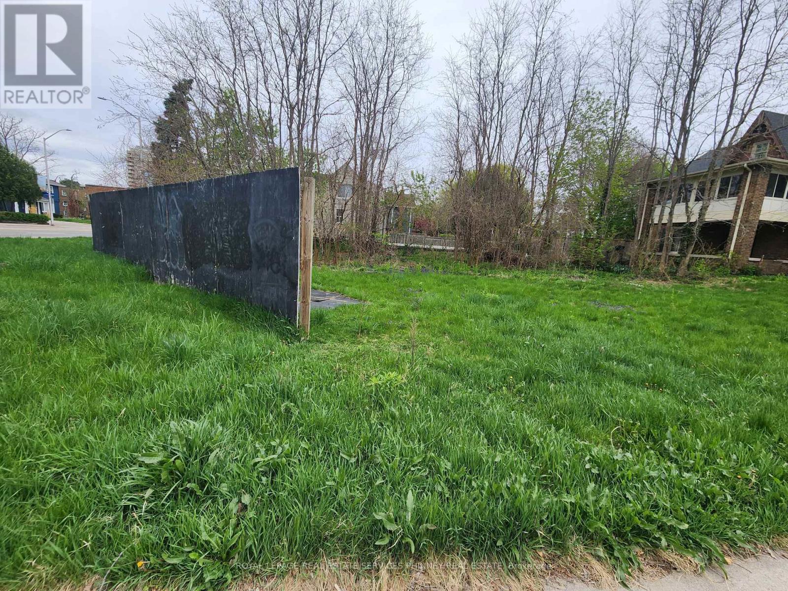 685 Brant Street Property Photo 2
