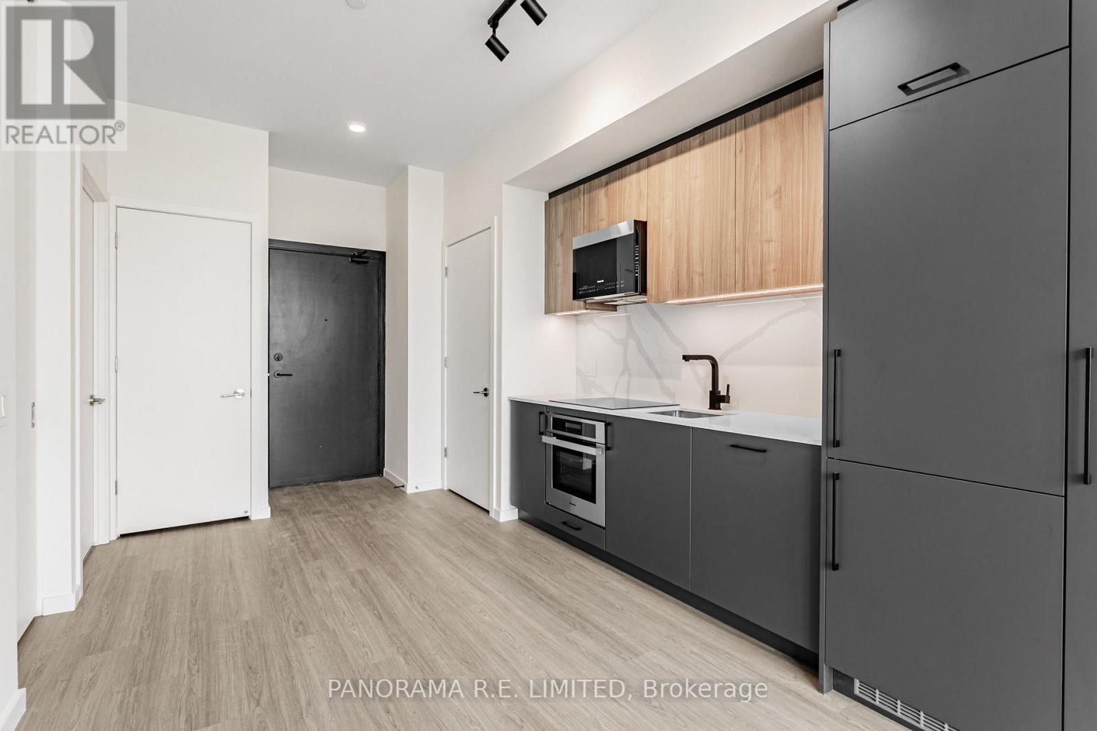 Ph817 - 689 The Queensway Property Photo 4