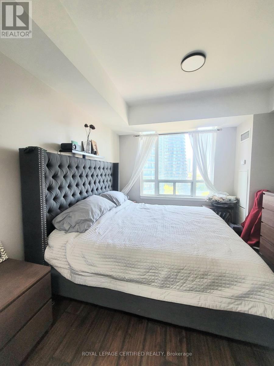 909 - 90 Absolute Avenue Property Photo 15