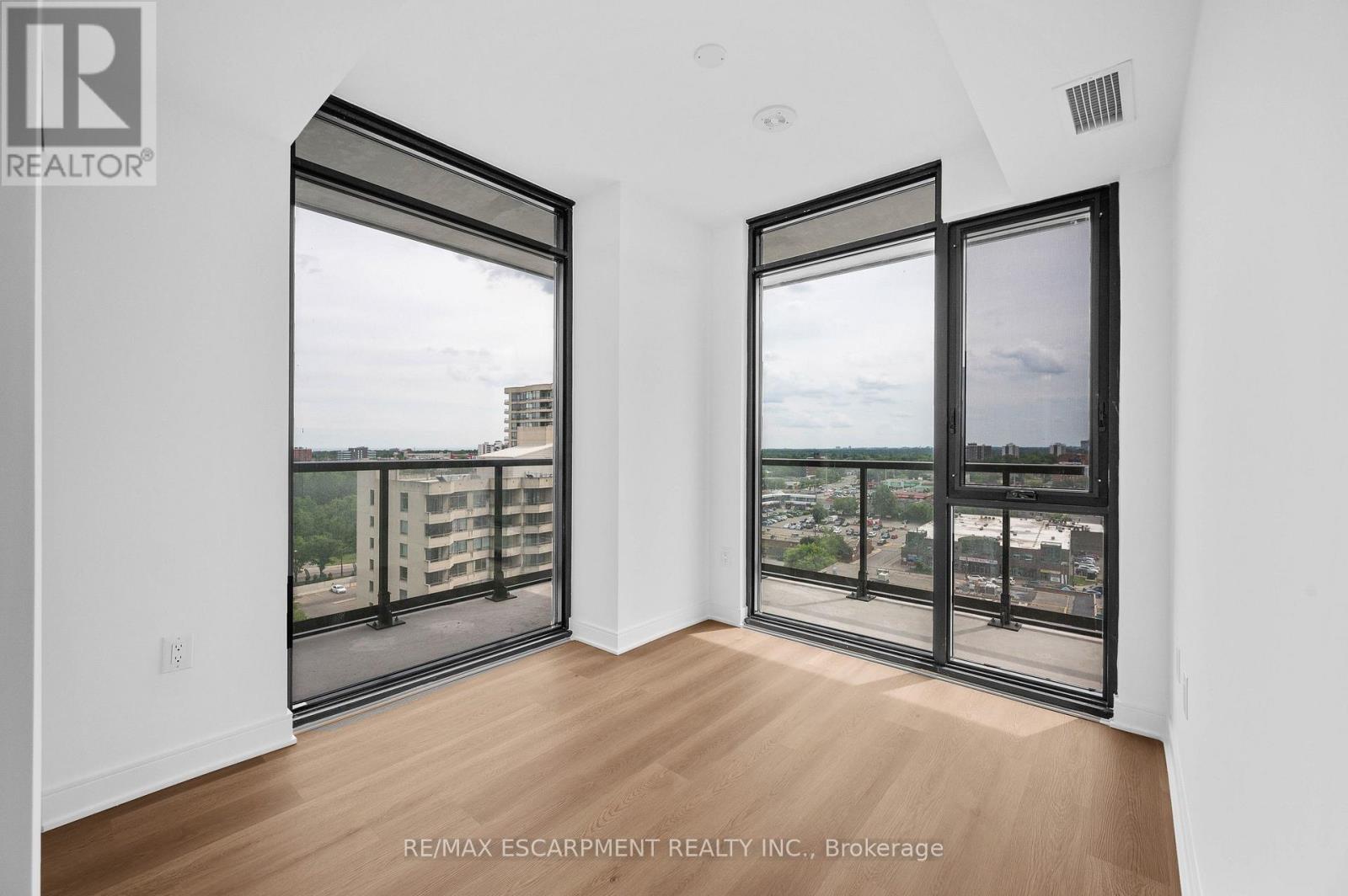 1016 - 86 Dundas Street E Property Photo 8