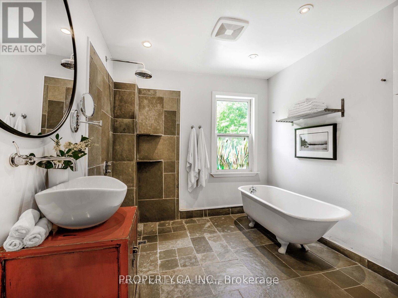 18 Saunders Avenue Property Photo 22