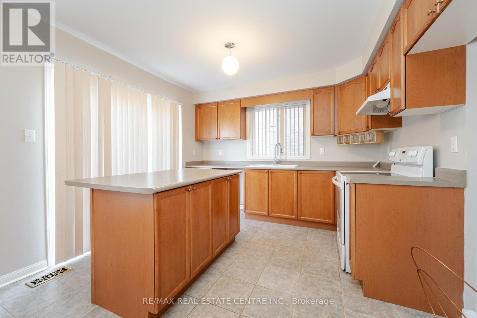 Upper - 15 Mendoza Drive Property Photo 11