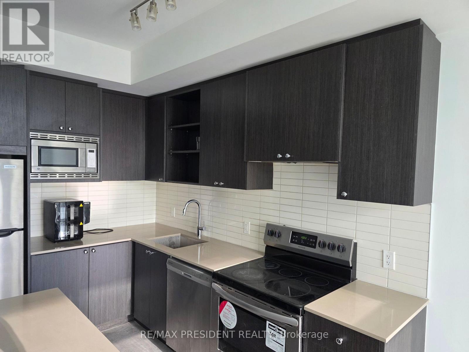 112 - 60 George Butchart Drive Property Photo 8