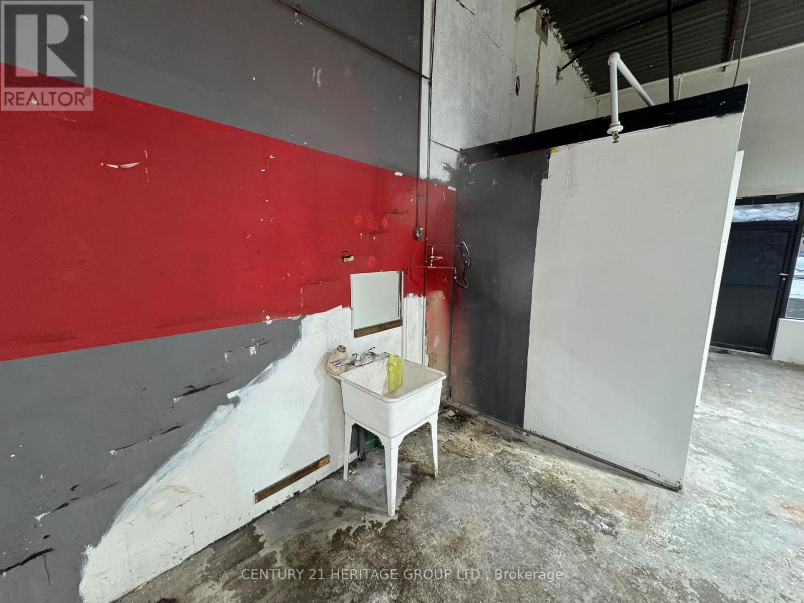 20 & 21 - 4544 Dufferin Street Property Photo 4