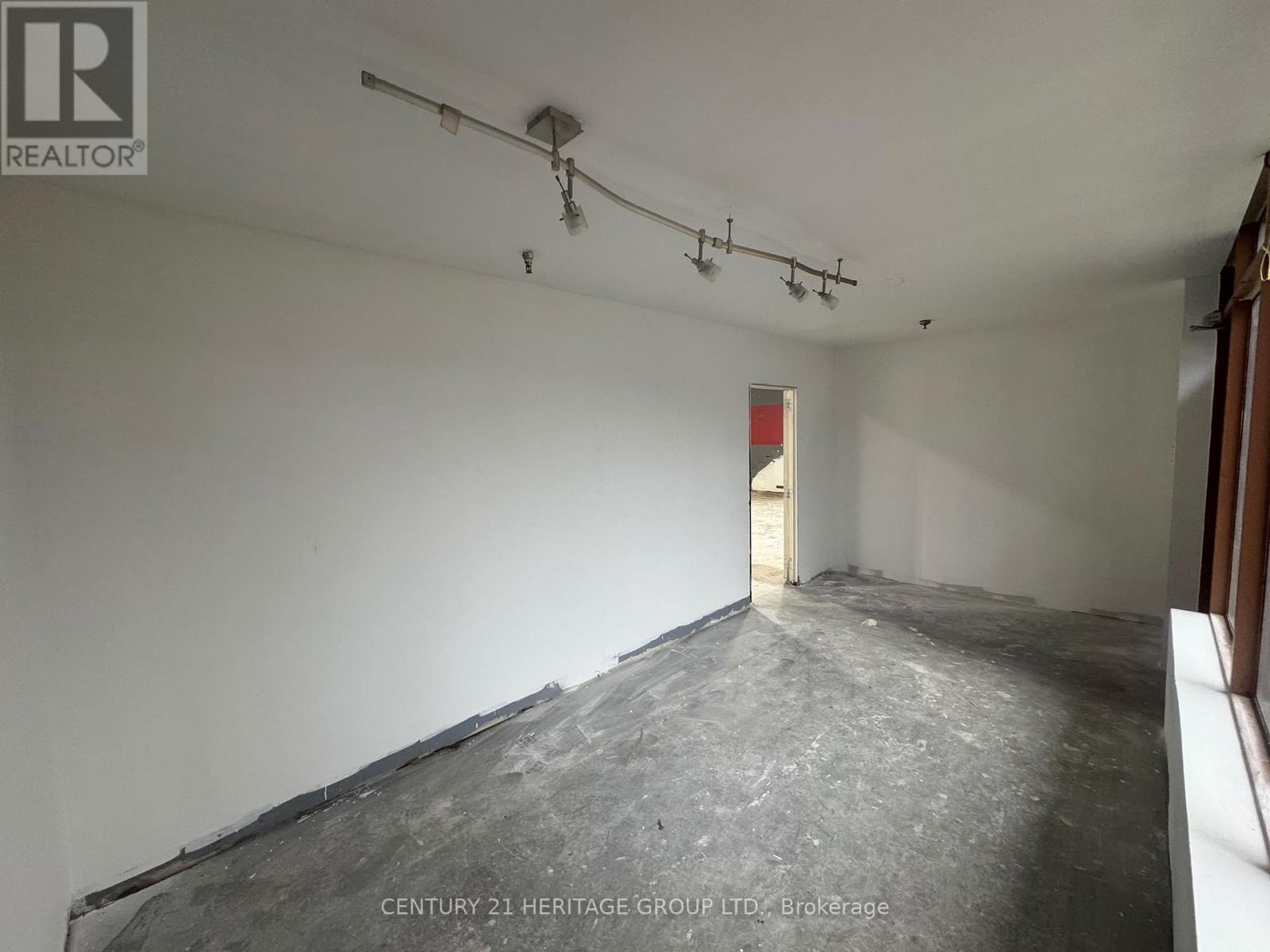 20 & 21 - 4544 Dufferin Street Property Photo 7