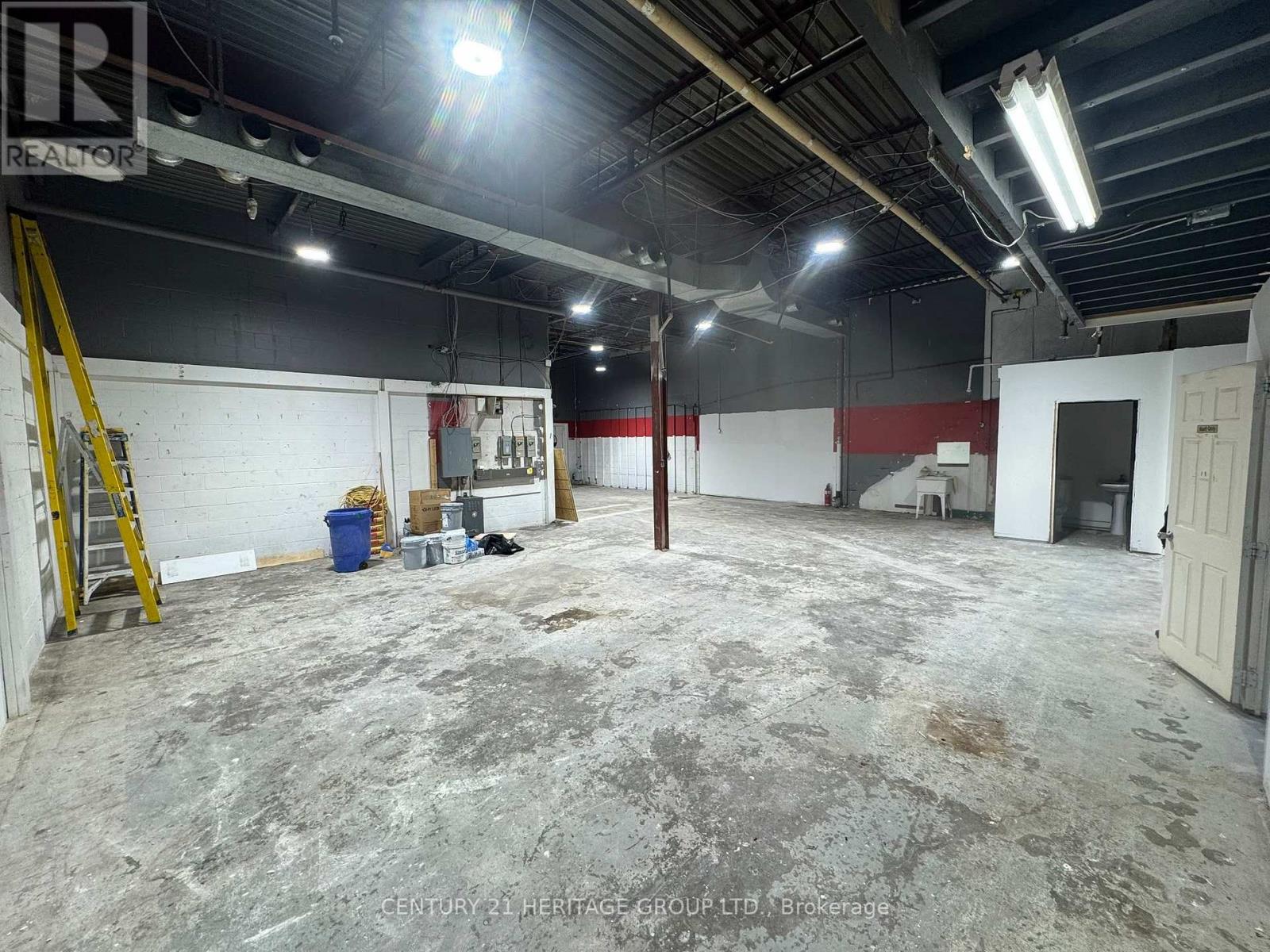 20 & 21 - 4544 Dufferin Street Property Photo 8