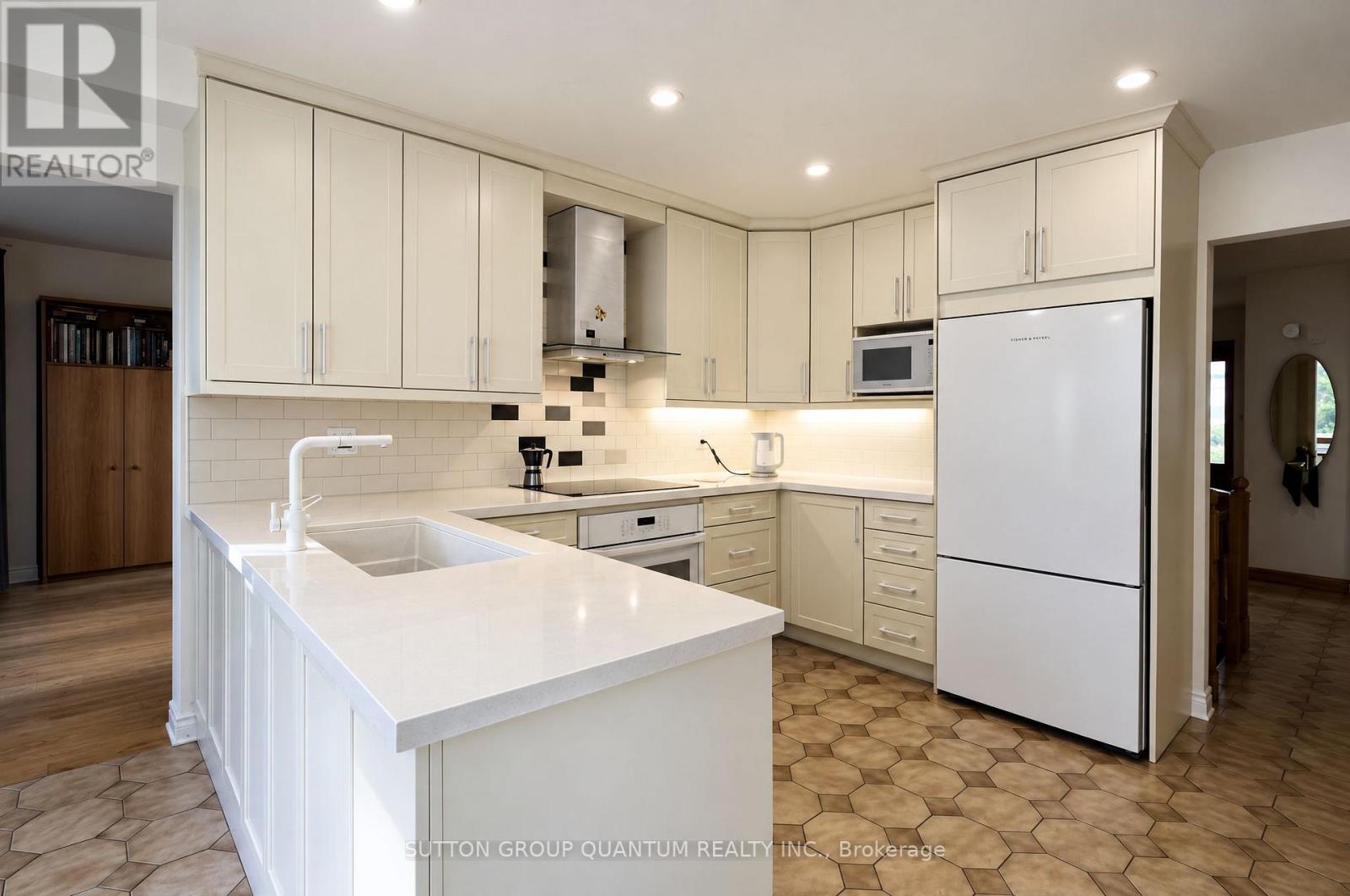 5254 Charnwood Crescent Property Photo 3
