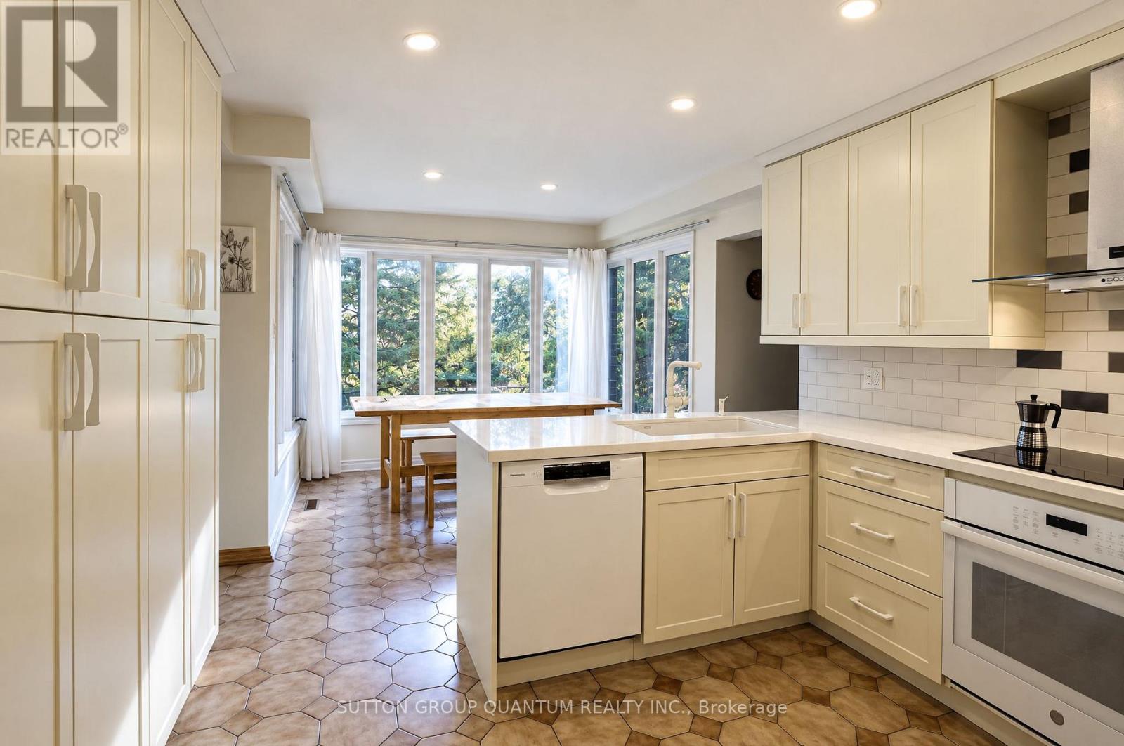 5254 Charnwood Crescent Property Photo 6