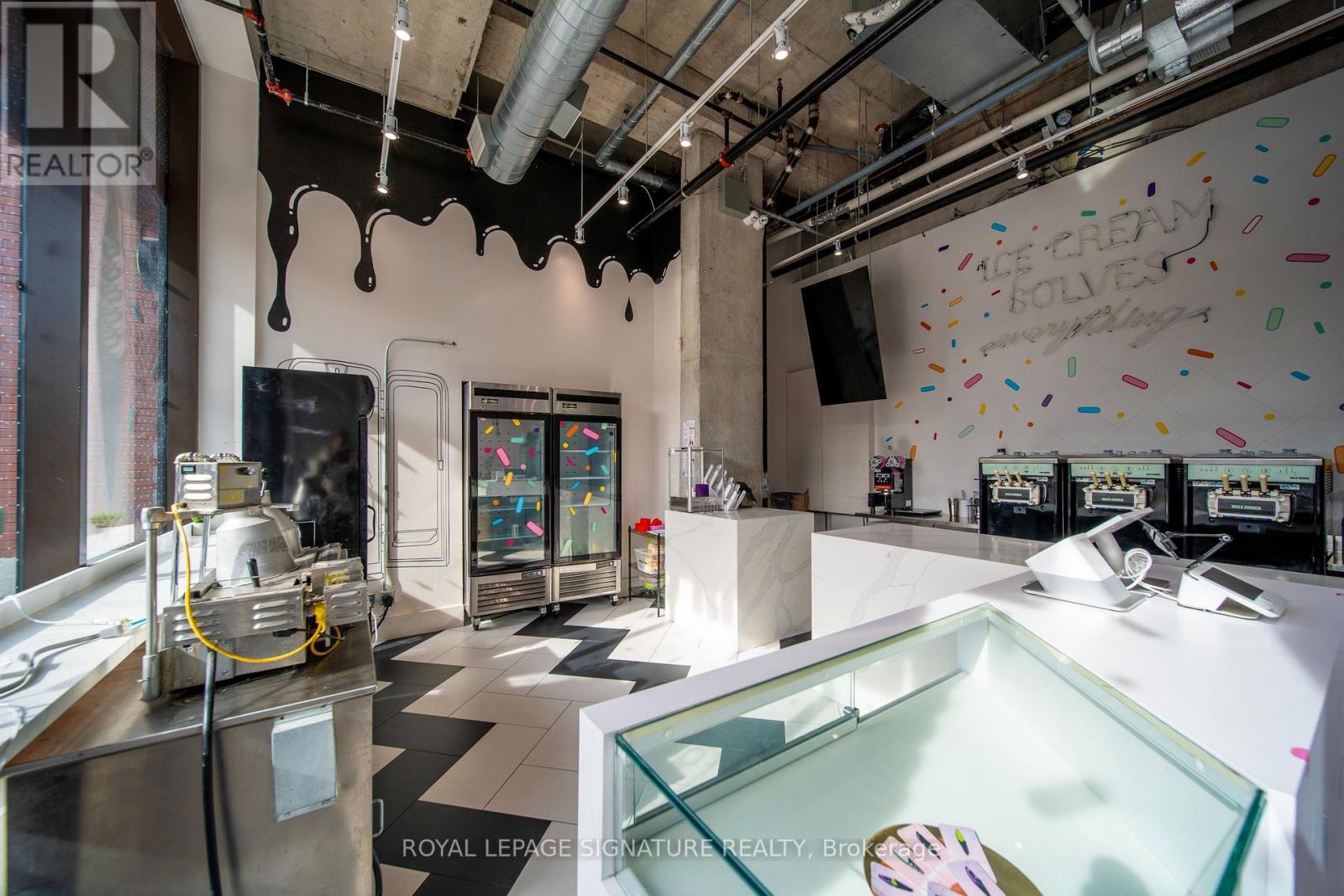 Unit A - 2114 Bloor Street W Property Photo 6
