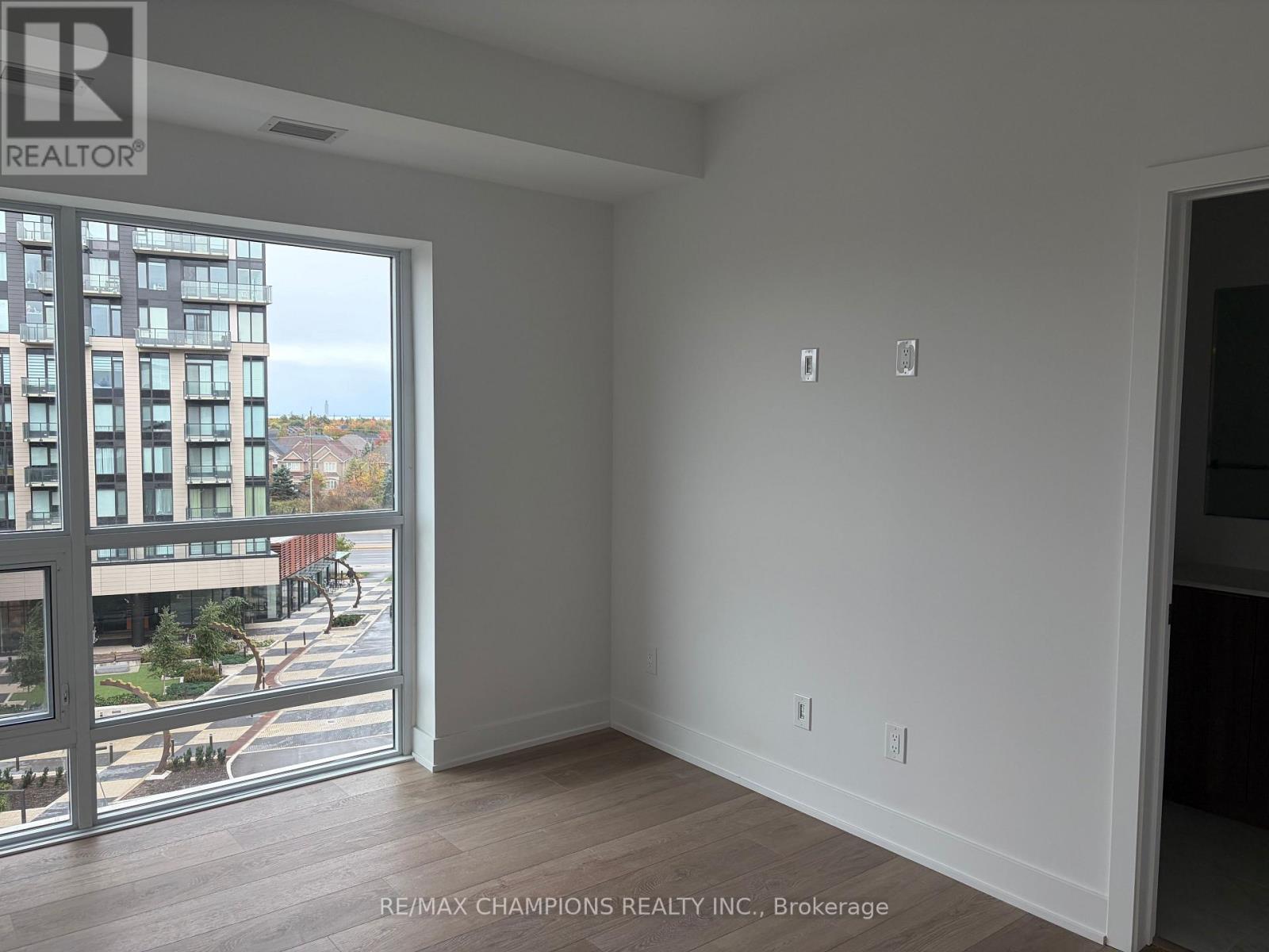 607 - 3008 William Cutmore Boulevard Property Photo 4