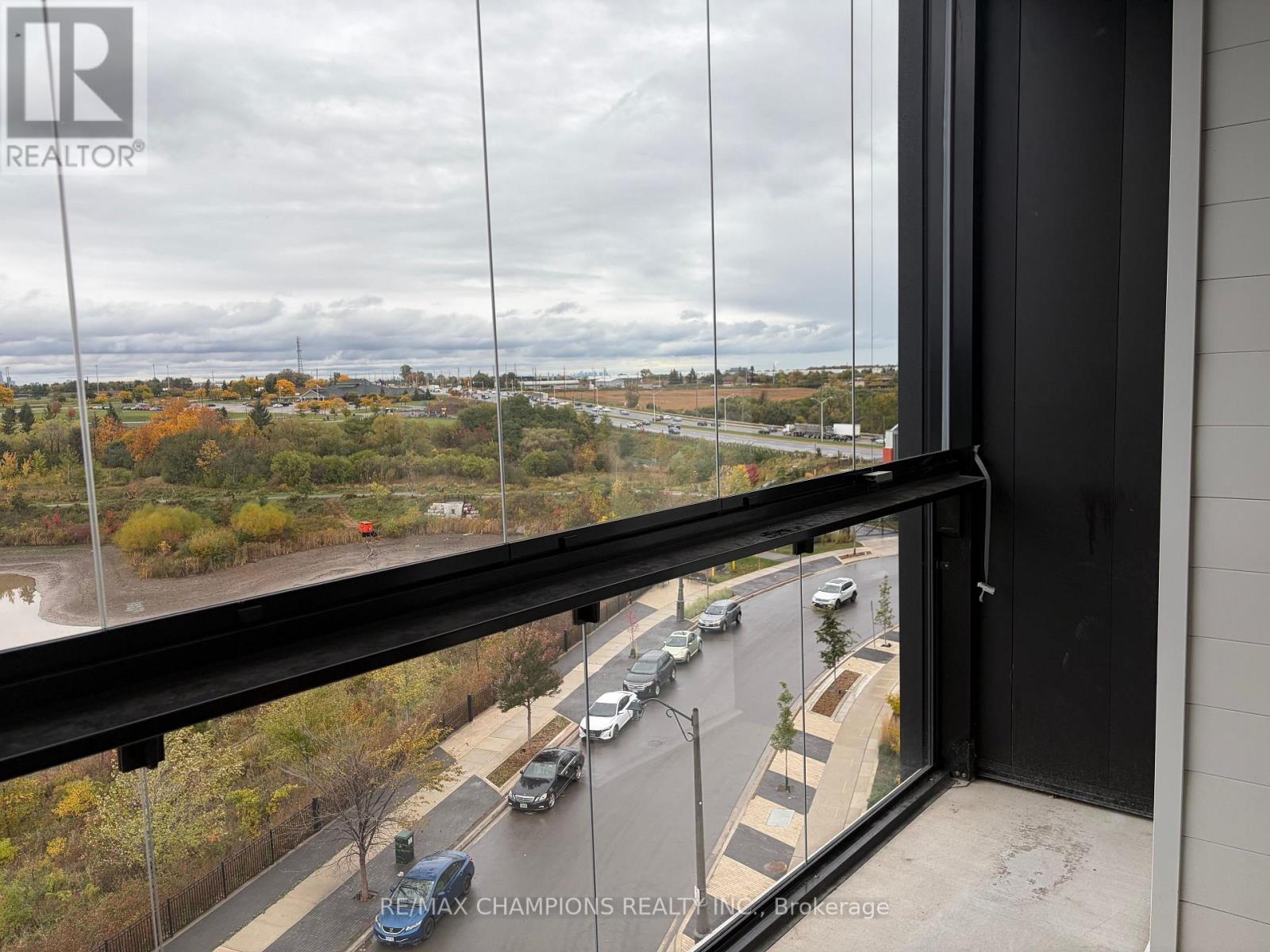 607 - 3008 William Cutmore Boulevard Property Photo 9