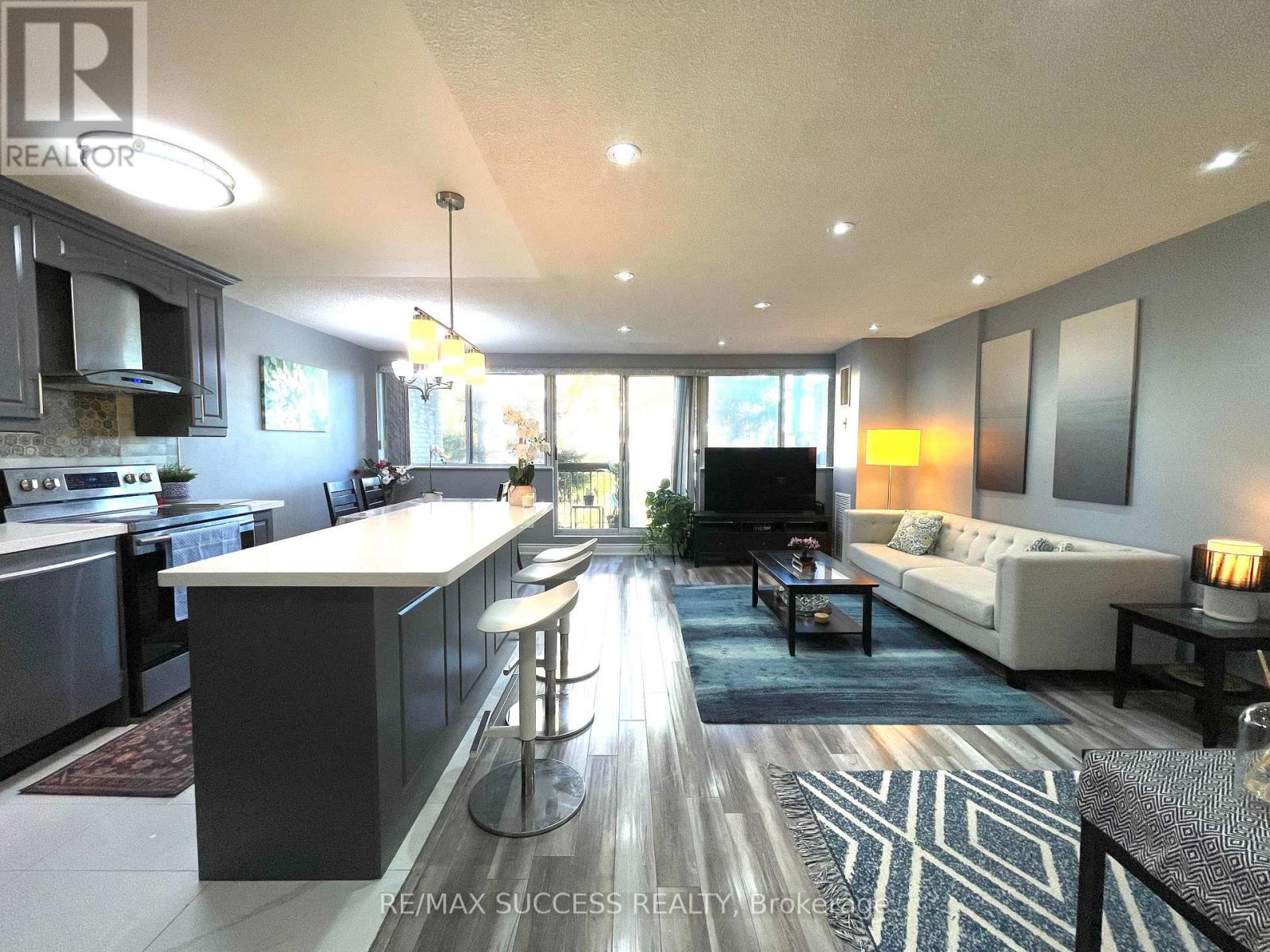 203 - 2095 Roche Court Property Photo 2