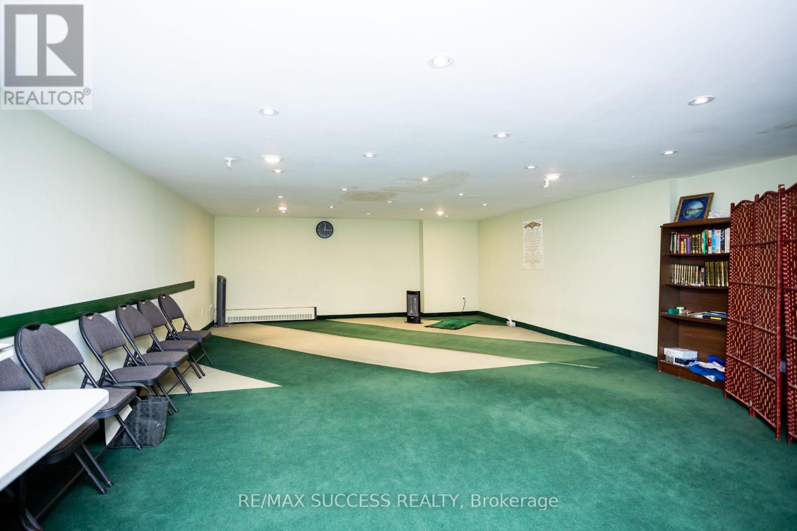 203 - 2095 Roche Court Property Photo 10