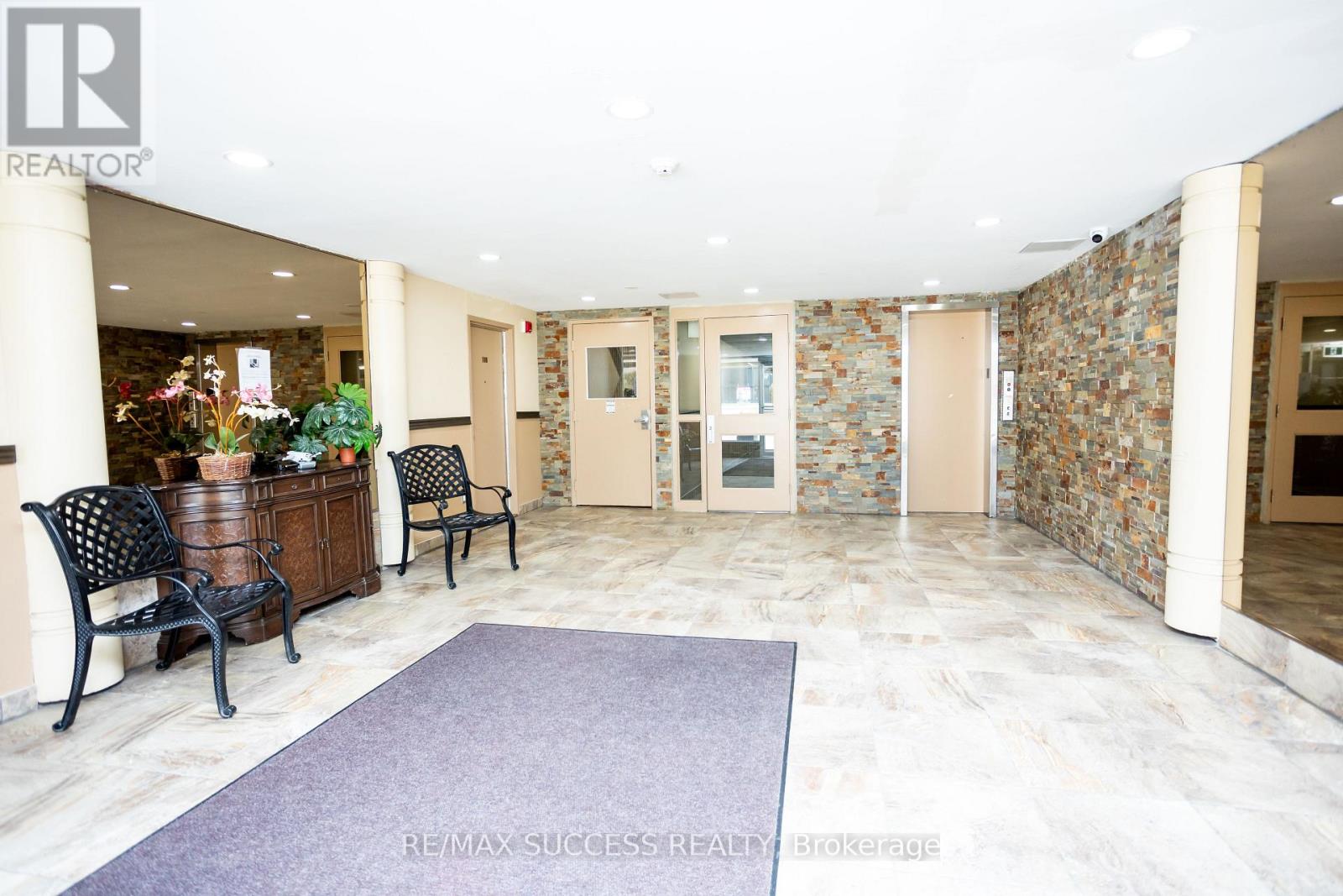 203 - 2095 Roche Court Property Photo 13