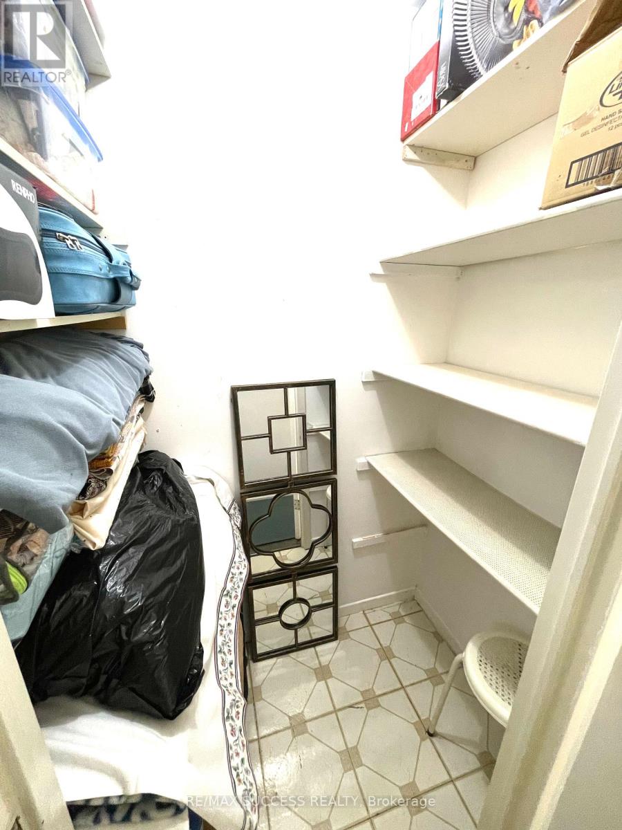 203 - 2095 Roche Court Property Photo 16