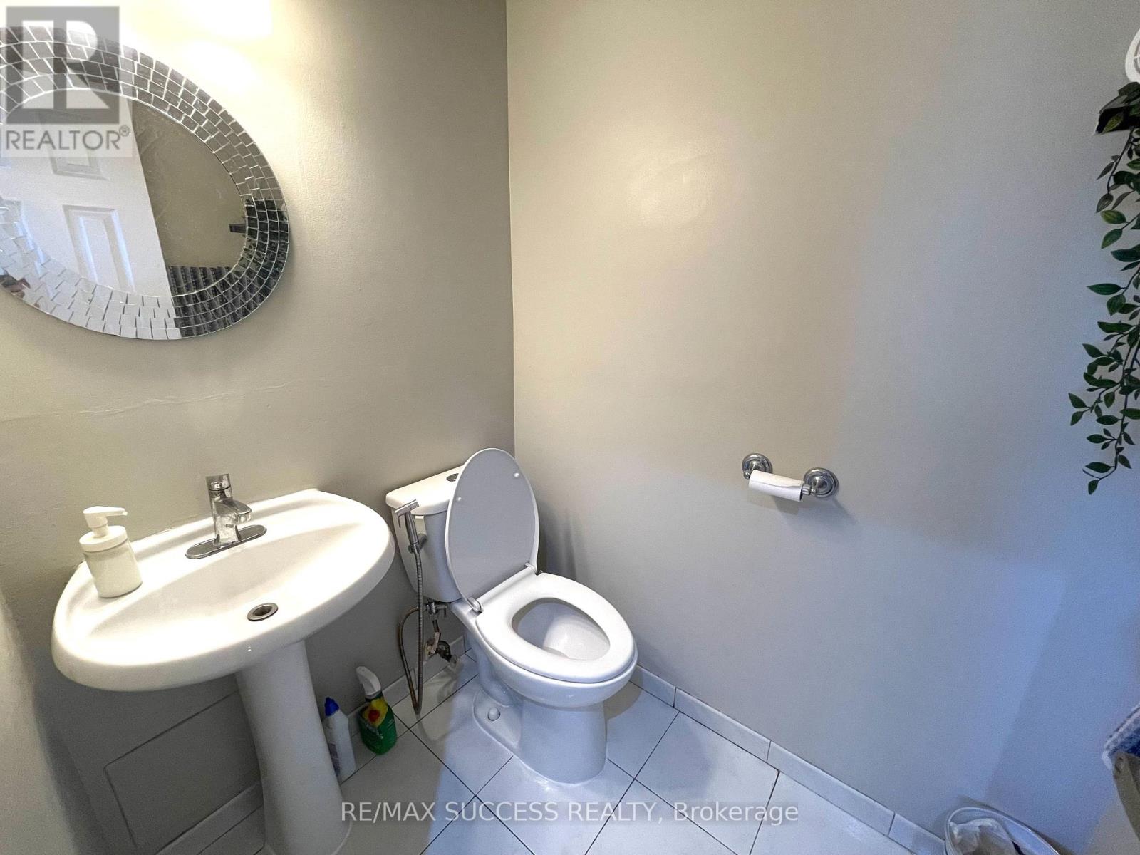 203 - 2095 Roche Court Property Photo 18