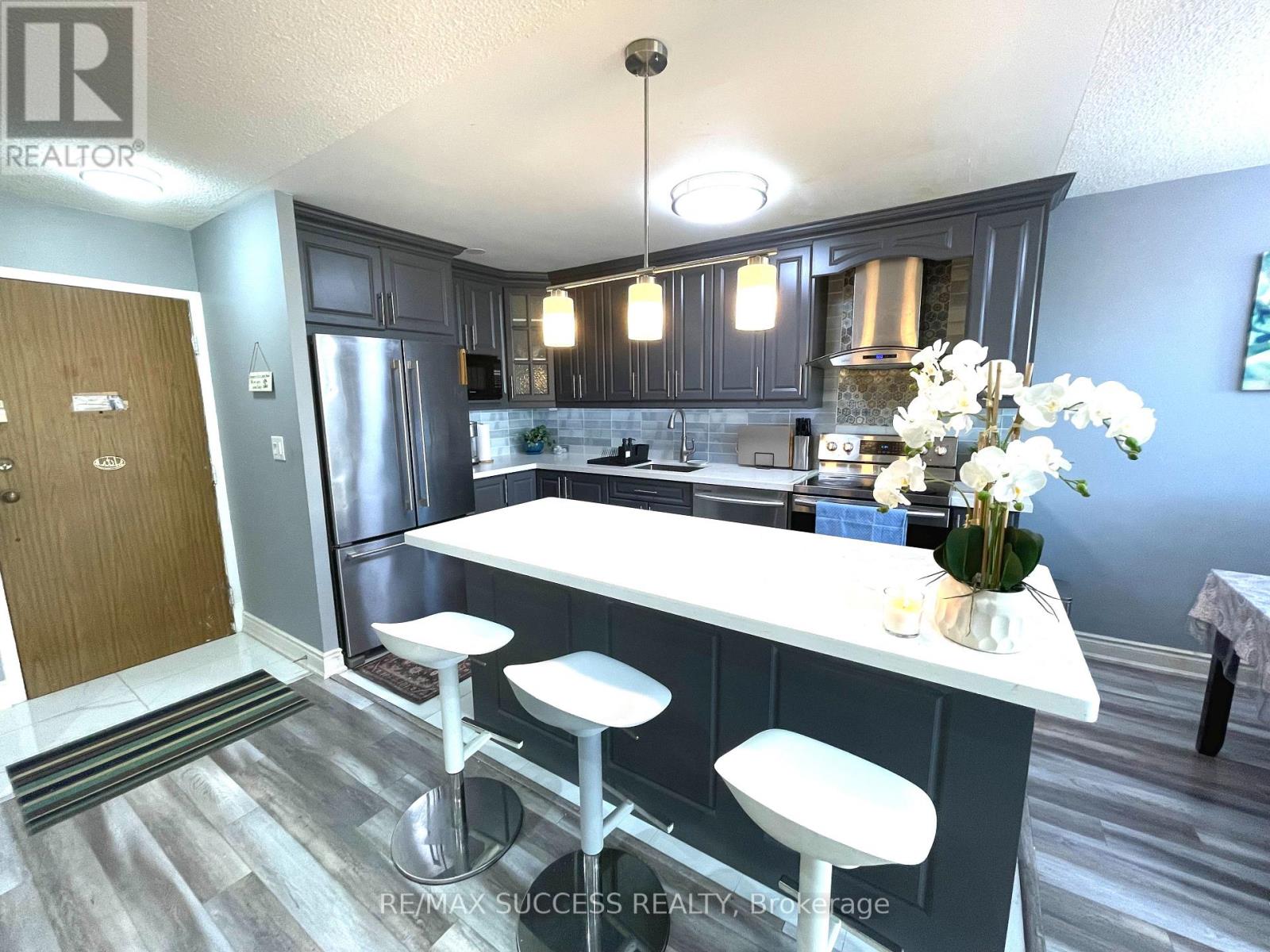 203 - 2095 Roche Court Property Photo 19
