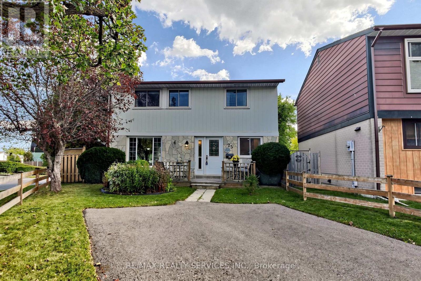 25 Jennifer Square Property Photo 3