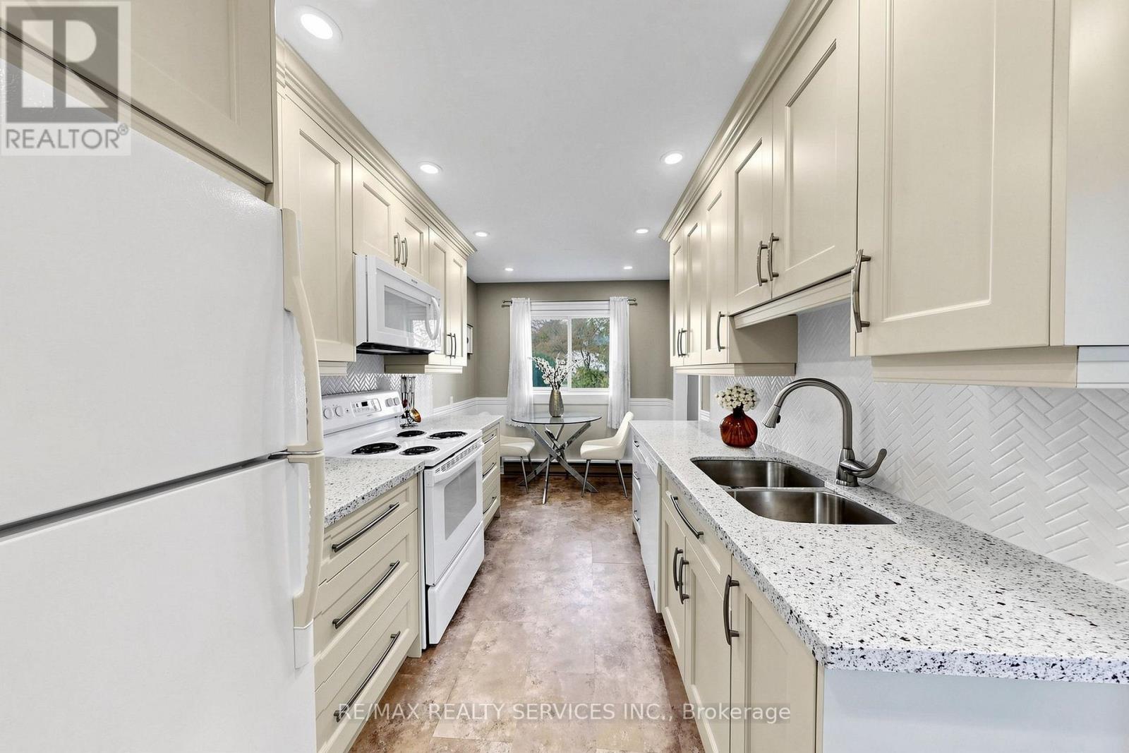 25 Jennifer Square Property Photo 14