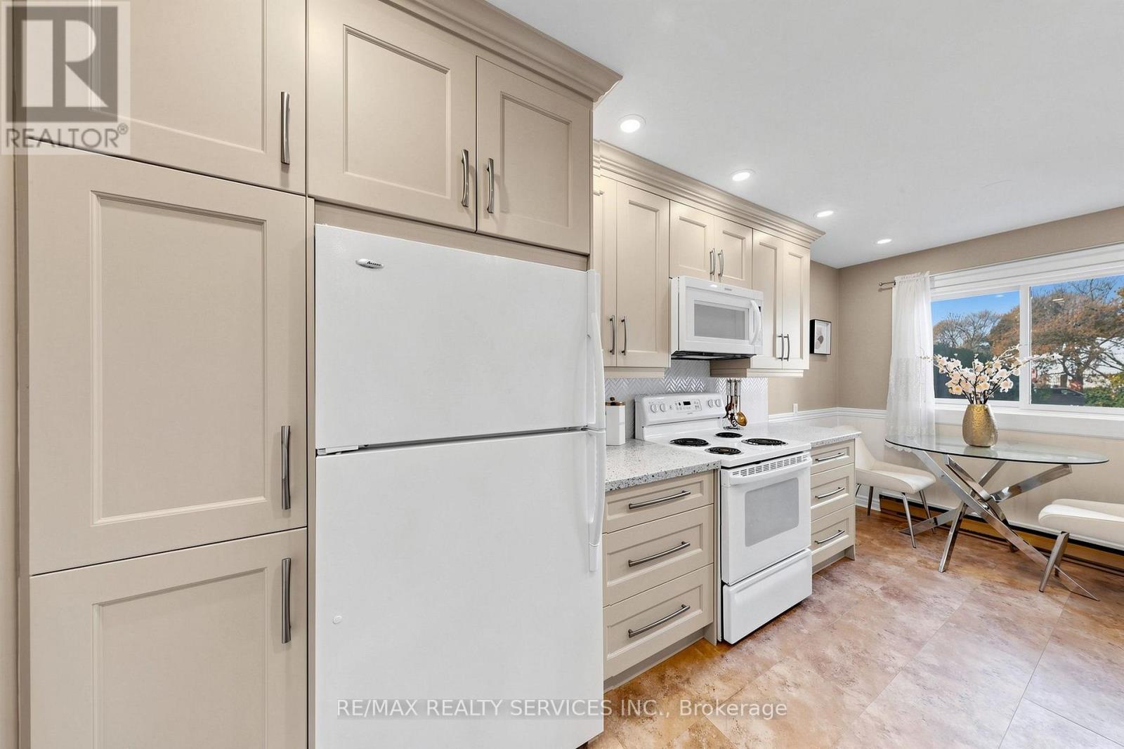 25 Jennifer Square Property Photo 15