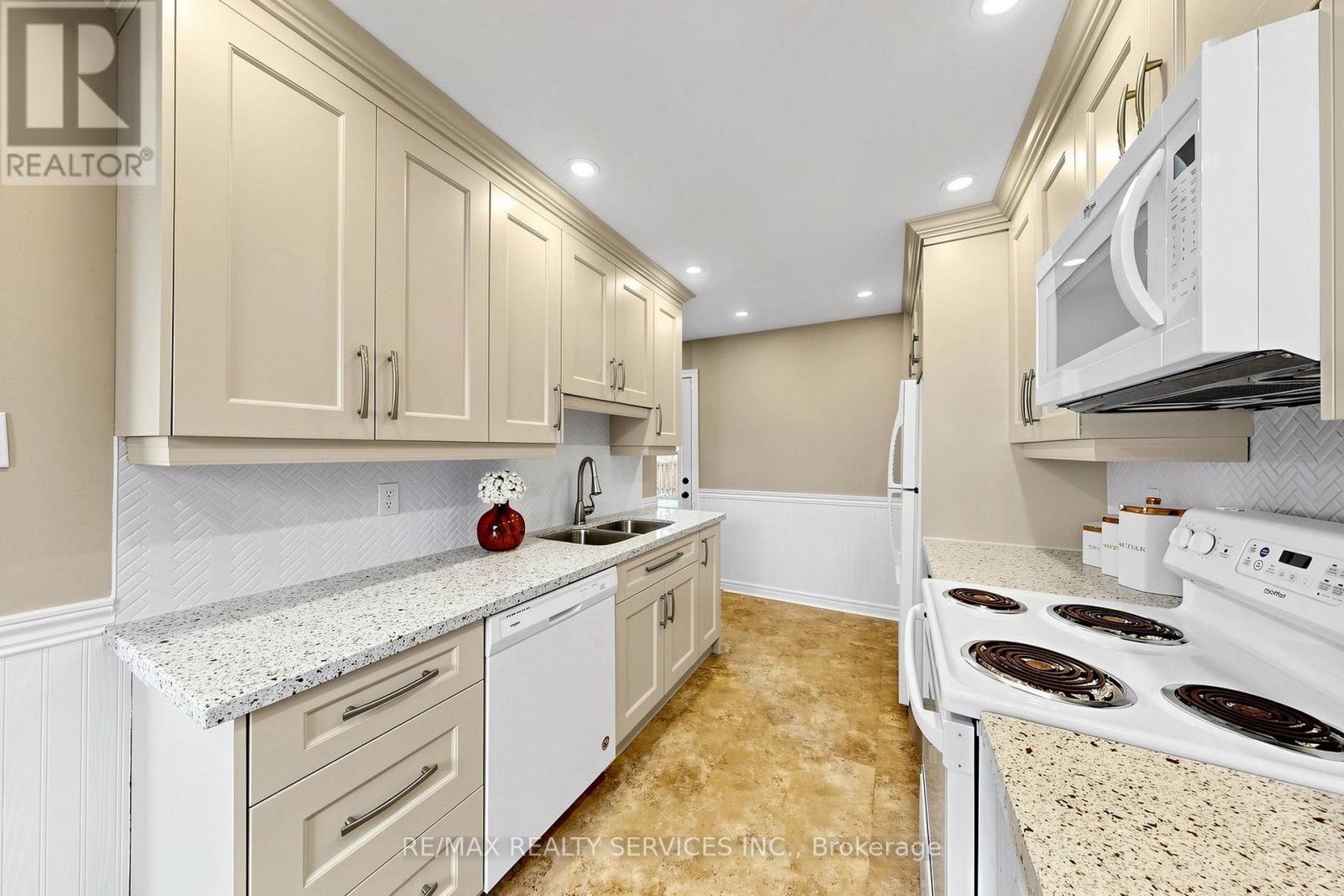 25 Jennifer Square Property Photo 16
