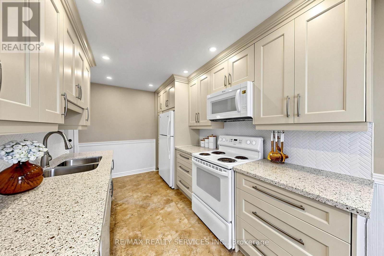 25 Jennifer Square Property Photo 17
