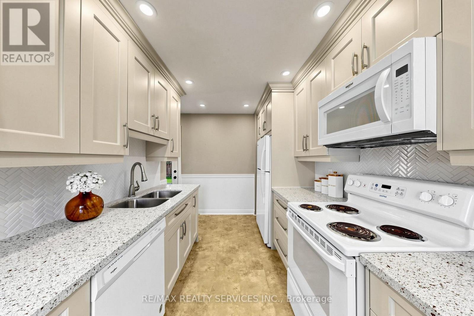 25 Jennifer Square Property Photo 18