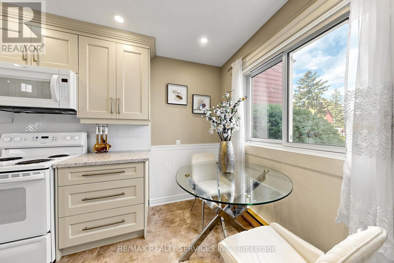 25 Jennifer Square Property Photo 20