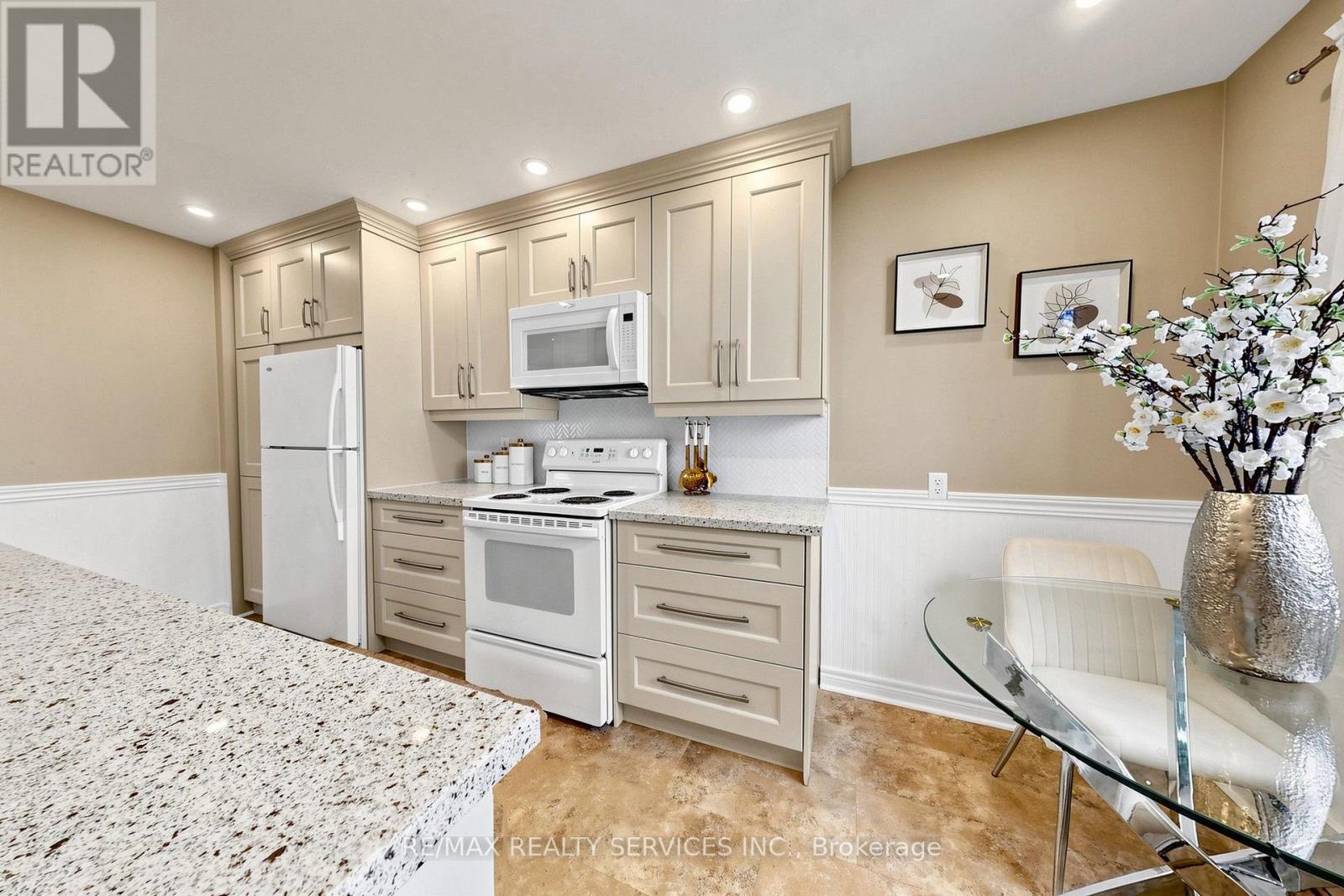25 Jennifer Square Property Photo 21