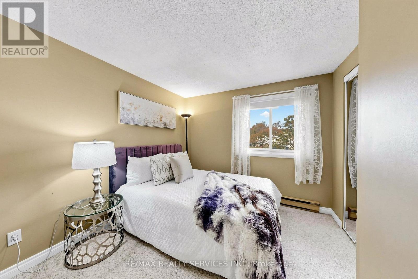 25 Jennifer Square Property Photo 28