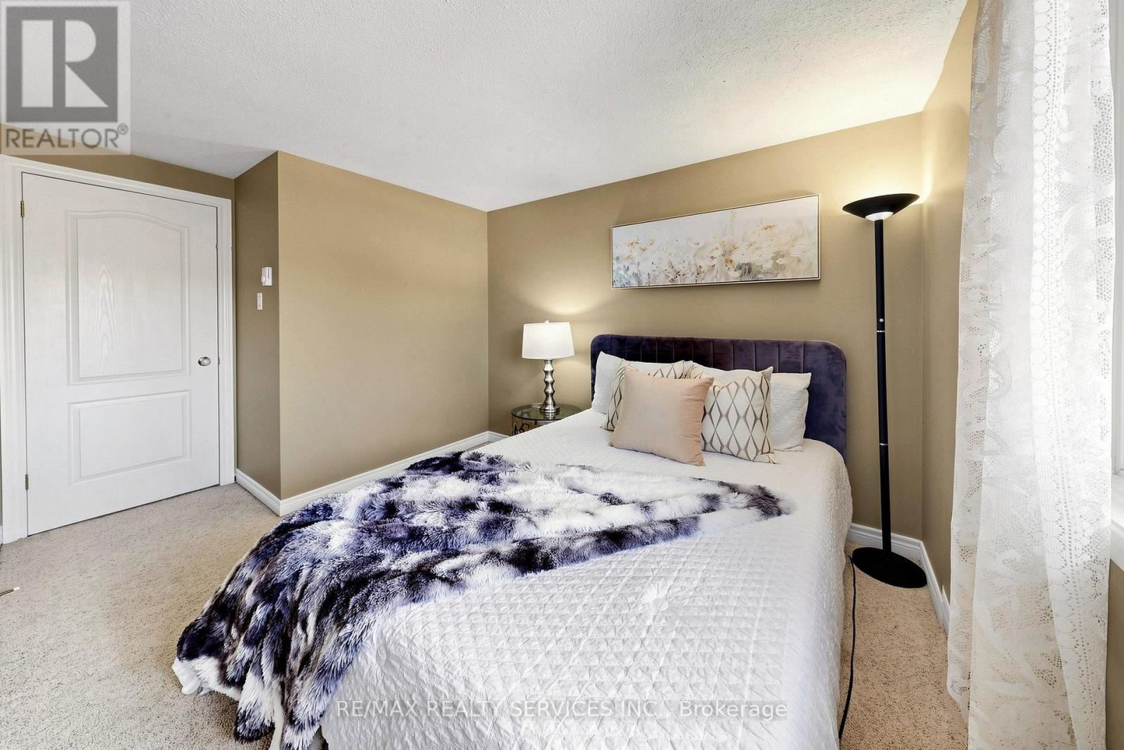 25 Jennifer Square Property Photo 29