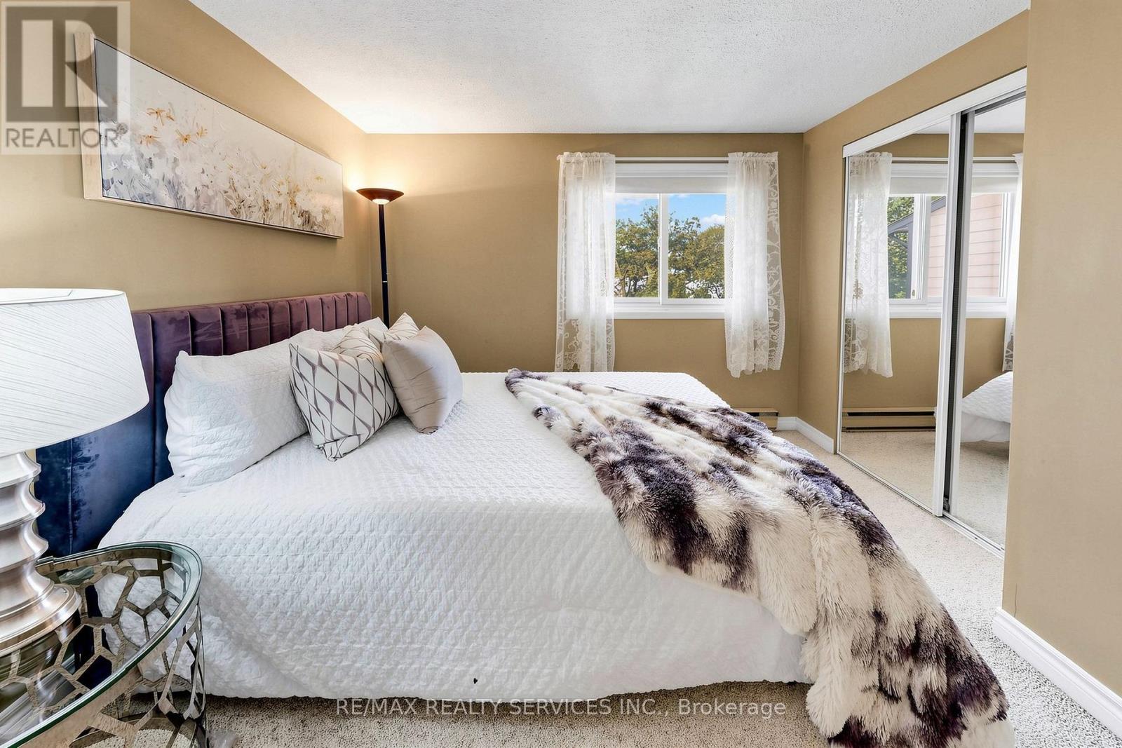 25 Jennifer Square Property Photo 30