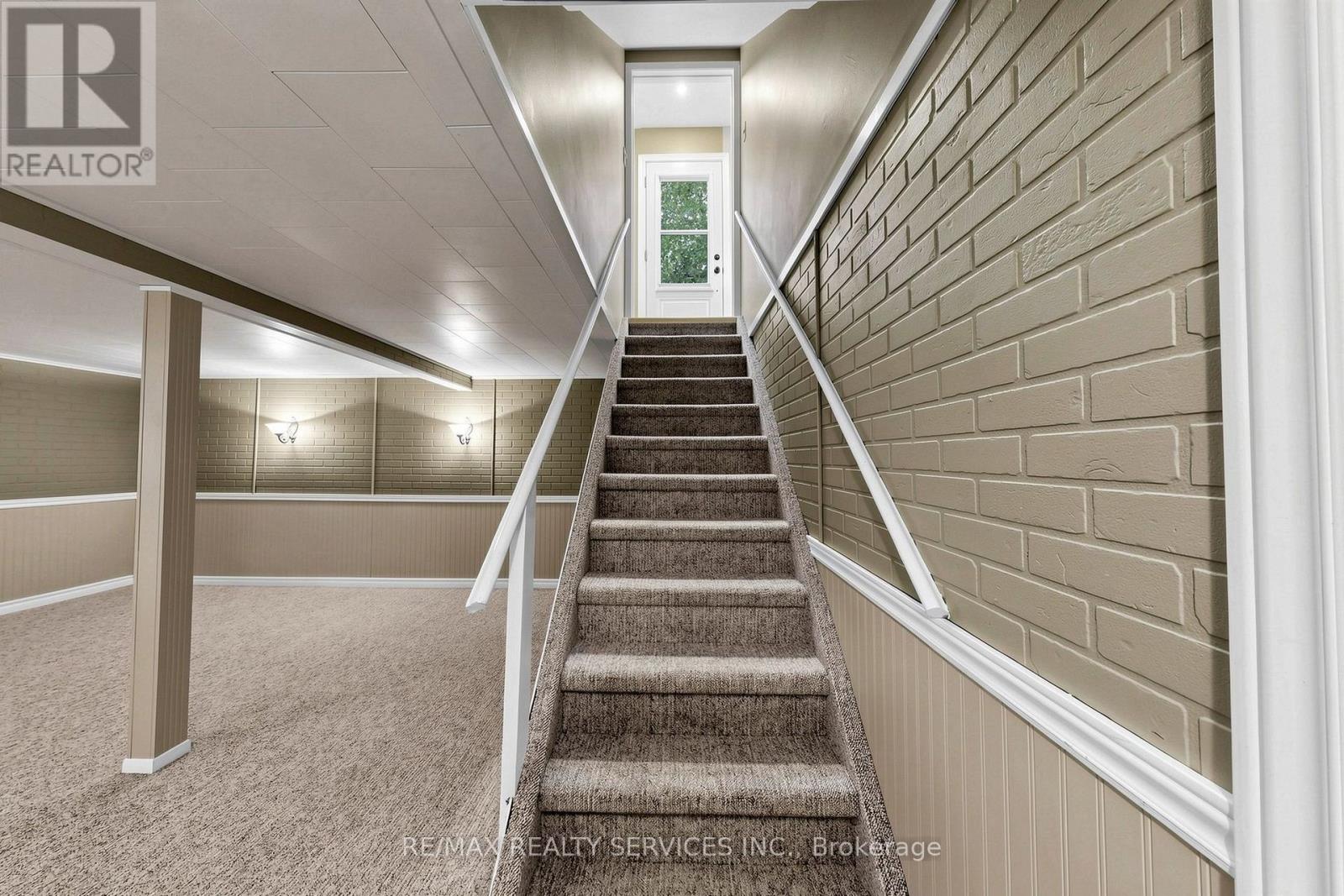 25 Jennifer Square Property Photo 32