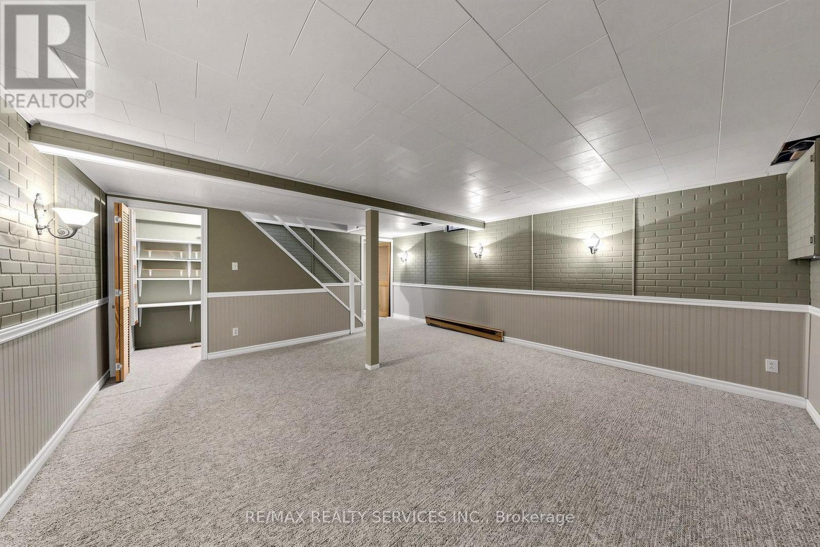 25 Jennifer Square Property Photo 35