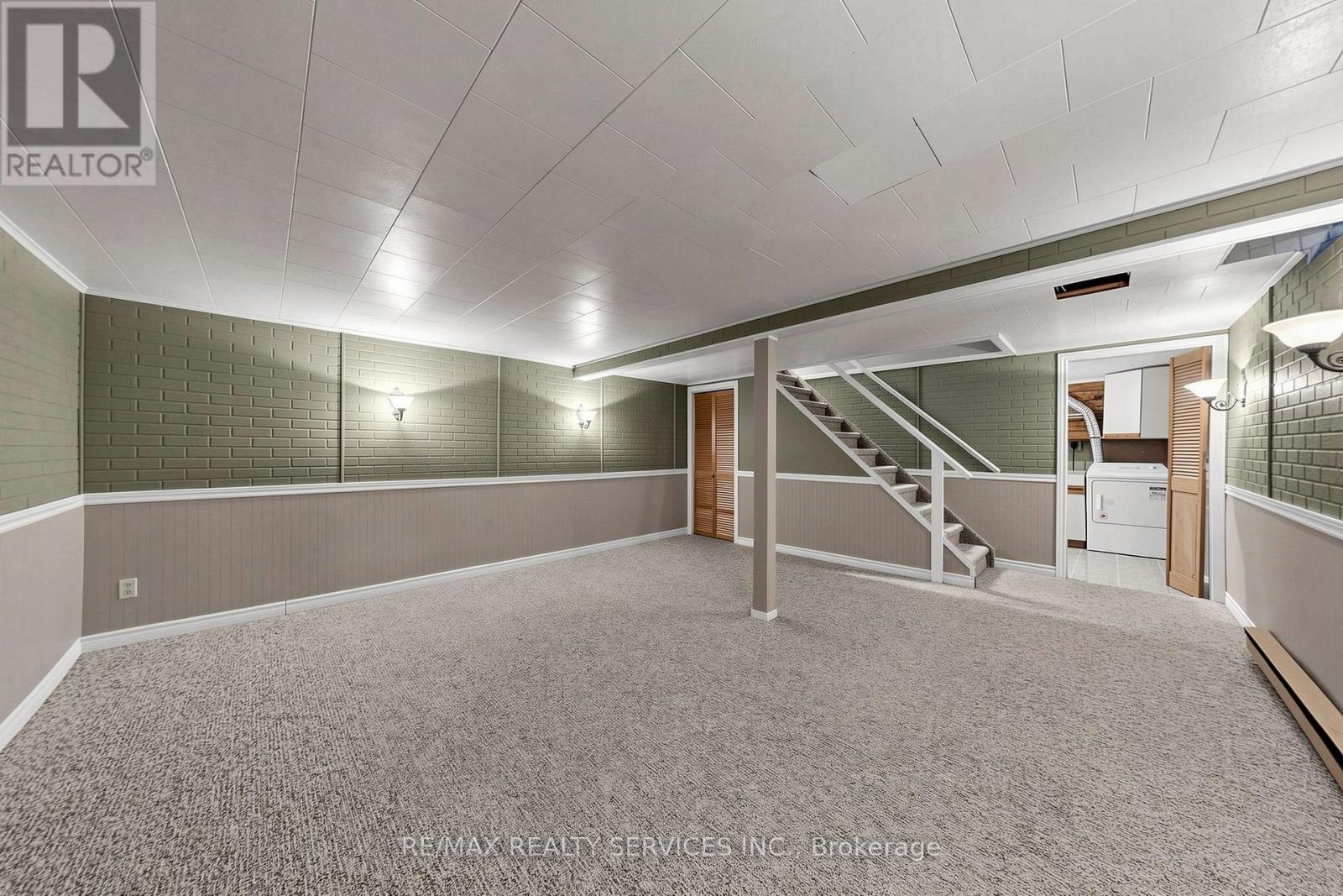 25 Jennifer Square Property Photo 36