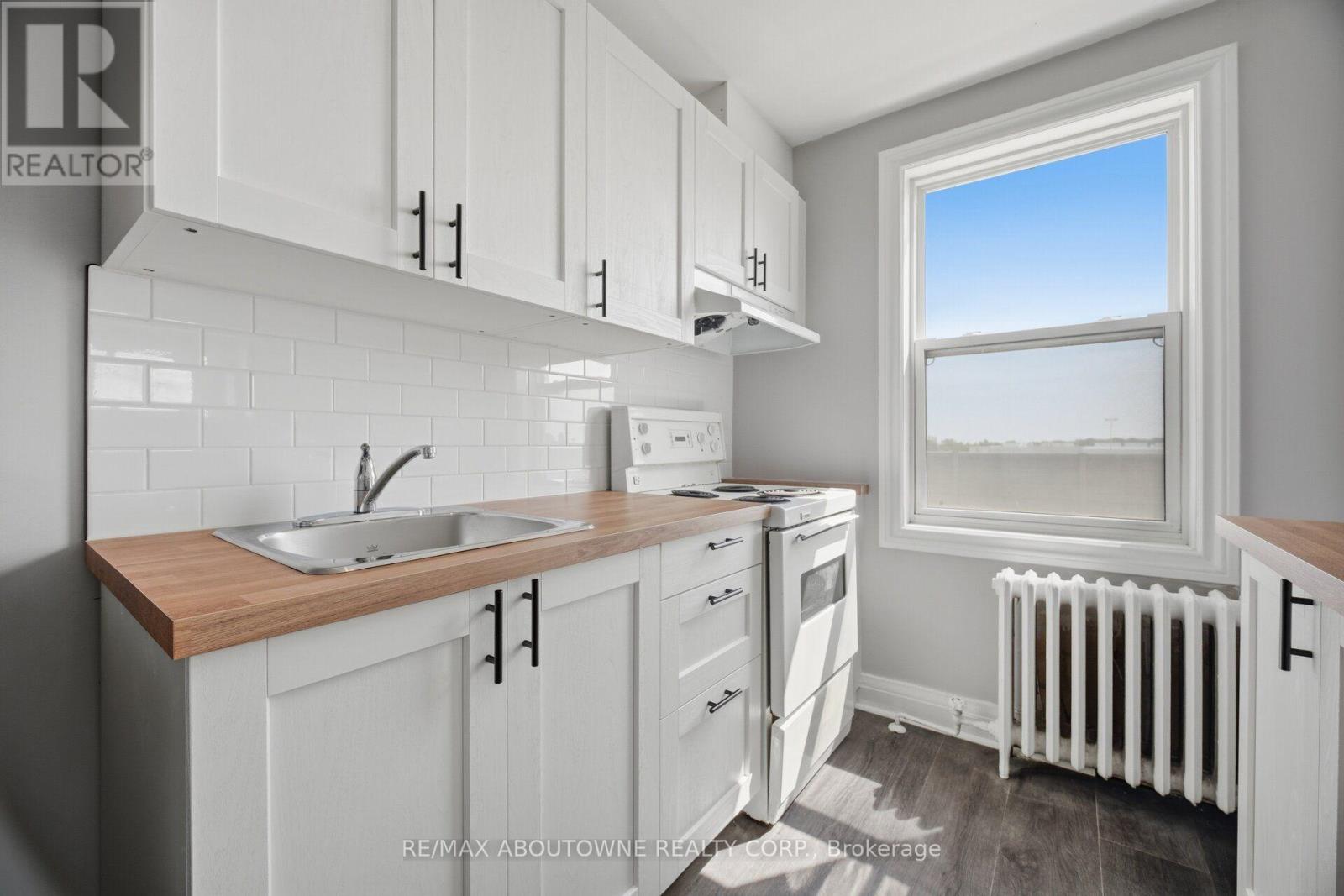 1 - 133 North Service Road E Property Photo 7