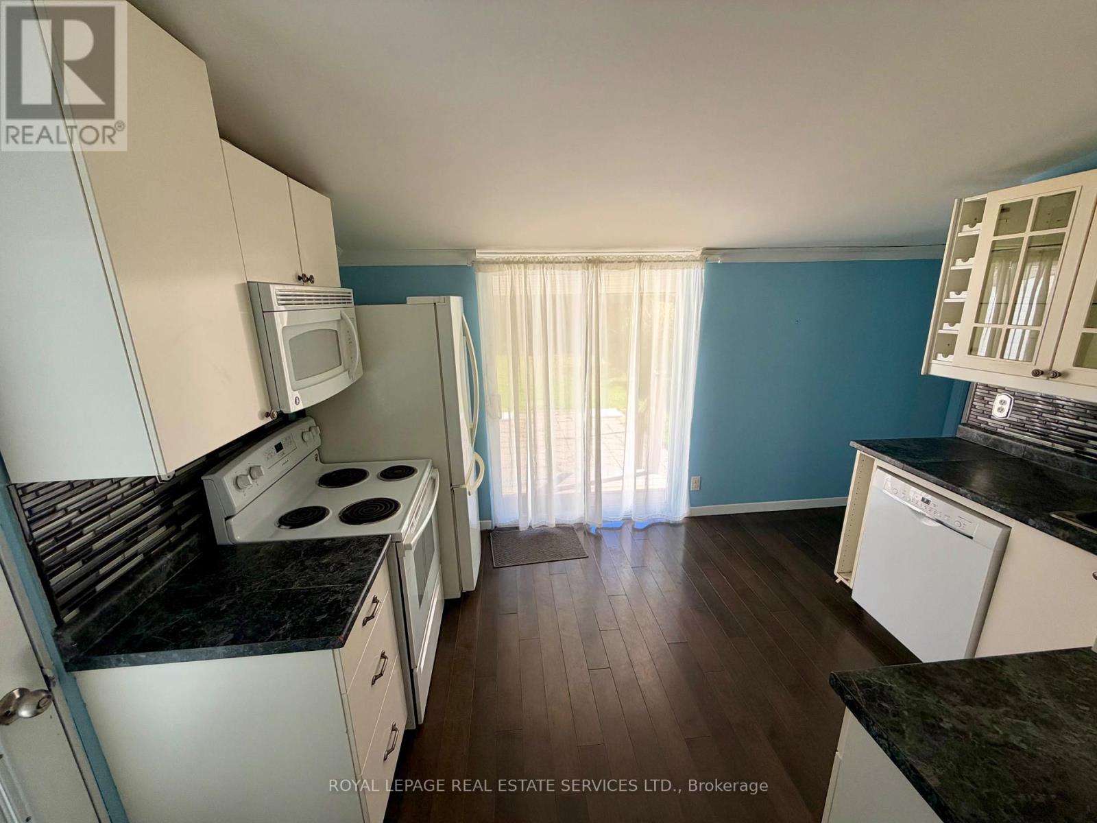 30 College Street Property Photo 11