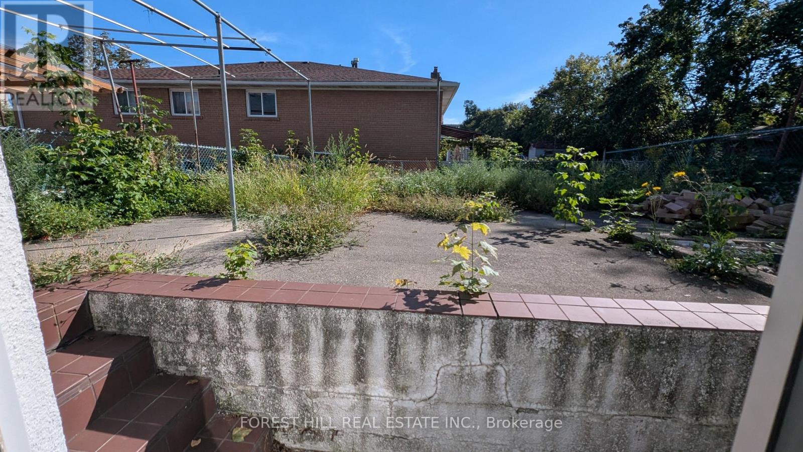 99 Gosford Boulevard Property Photo 5