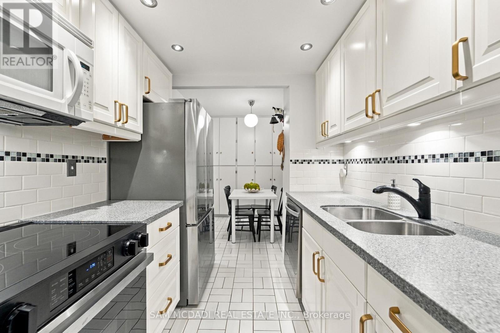 206 - 812 Burnhamthorpe Road Property Photo 14