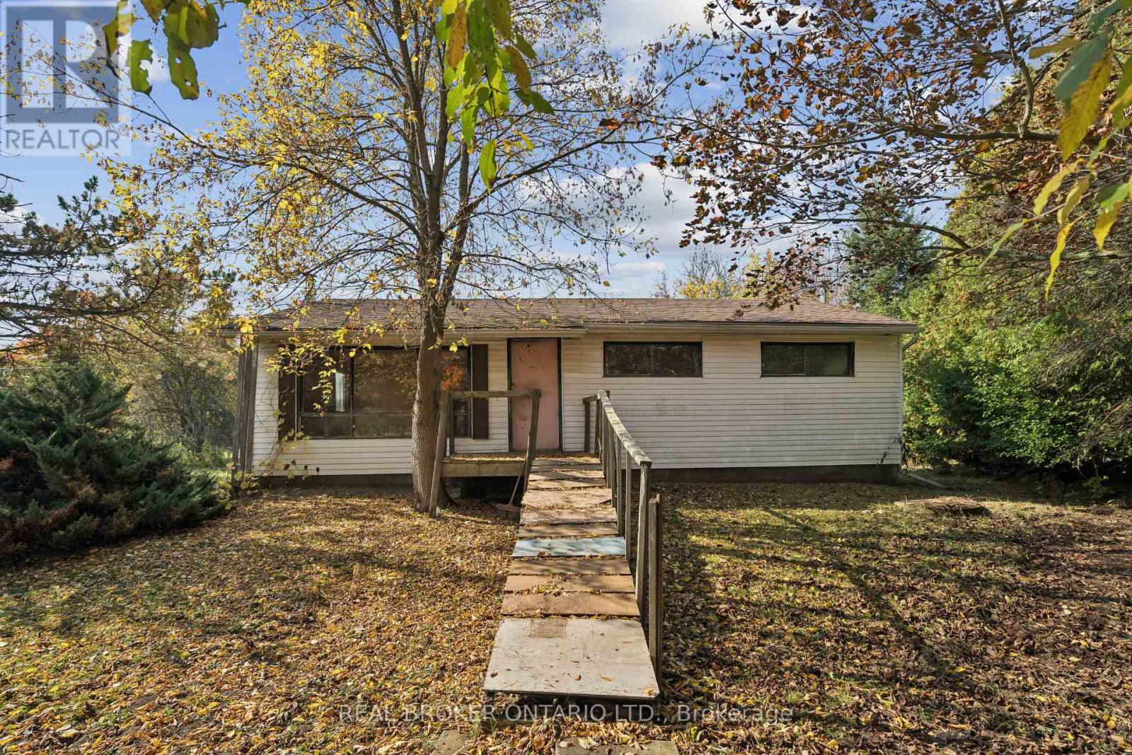 5649 25 Side Road Property Photo 4