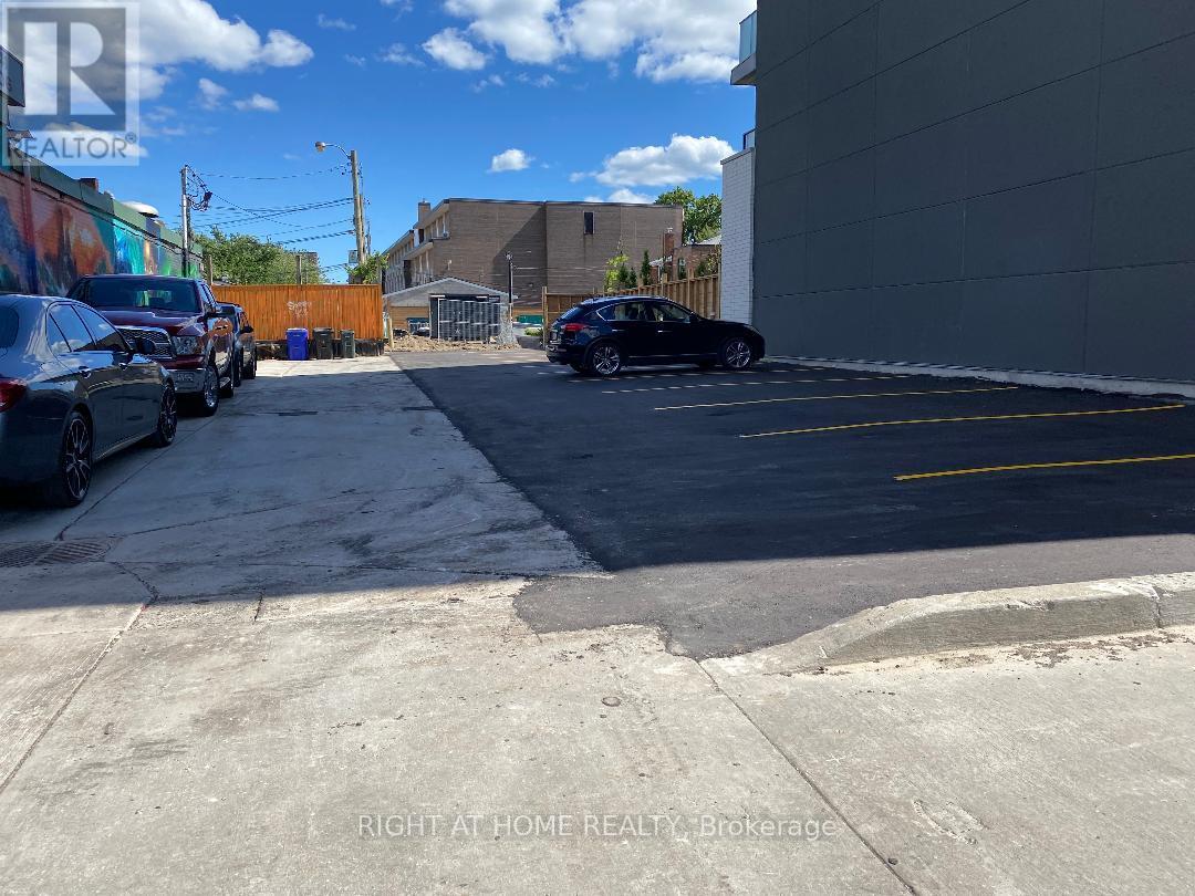 St. Clair Avenue West Property Photo 19