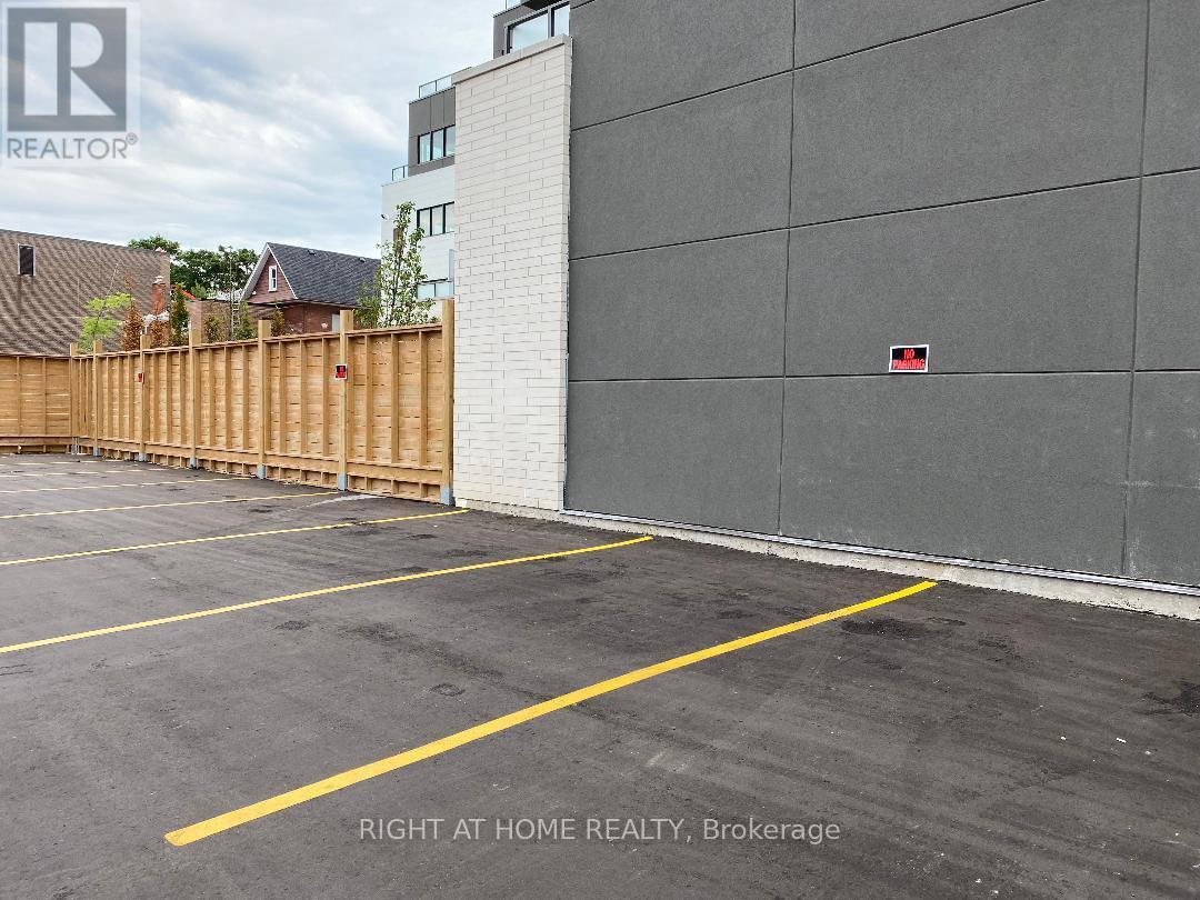 St. Clair Avenue West Property Photo 20