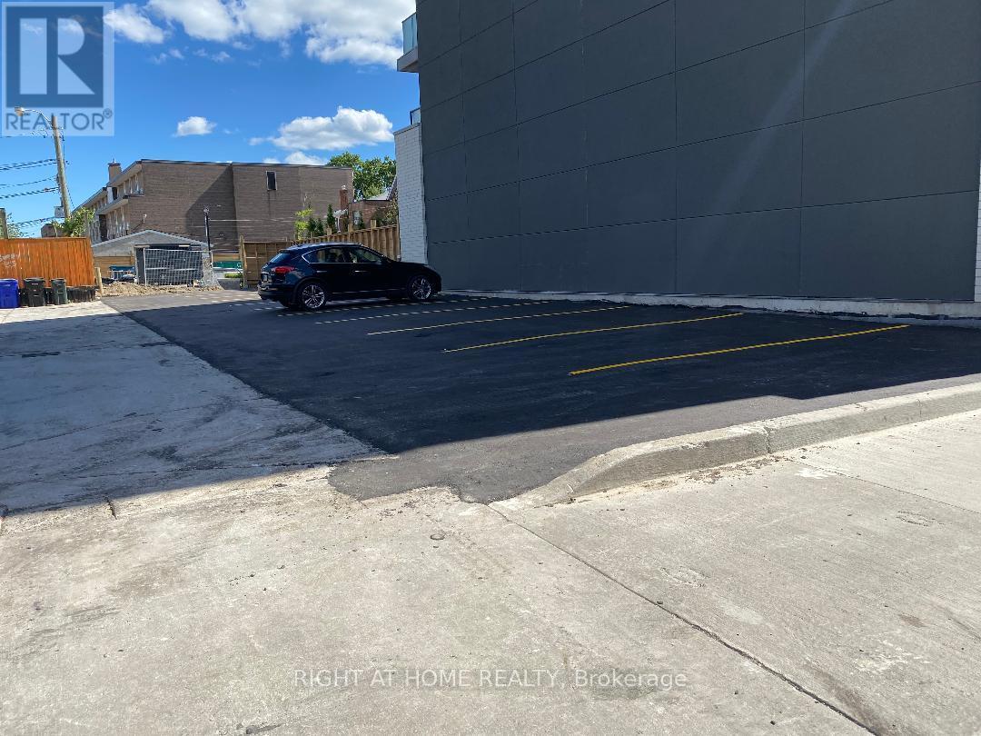 St. Clair Avenue West Property Photo 21