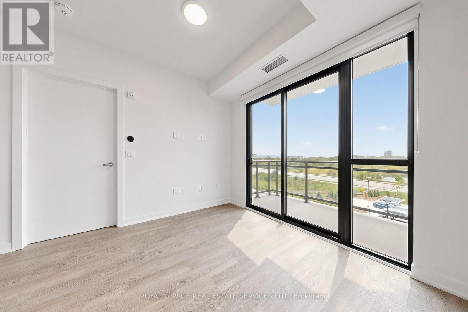 405 - 740 Whitlock Avenue Property Photo 12