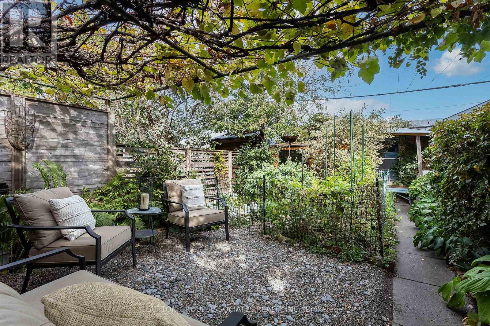 257 Perth Avenue Property Photo 17