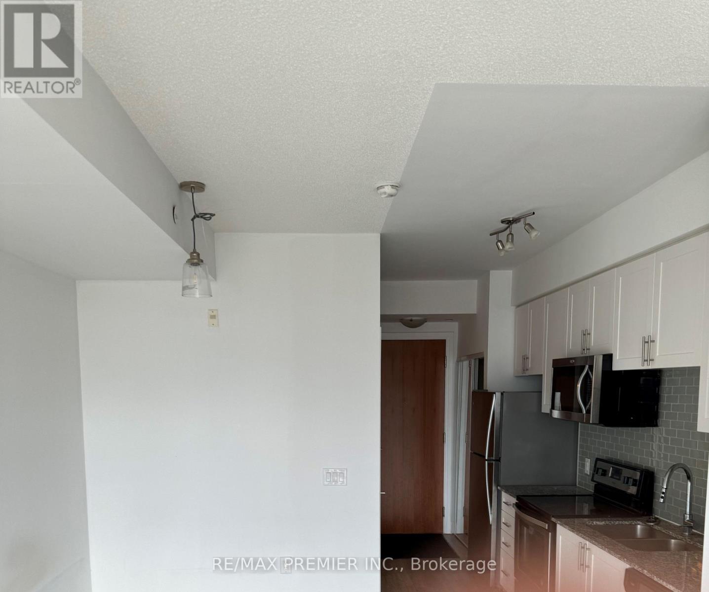 809 - 2800 Keele Street Property Photo 3