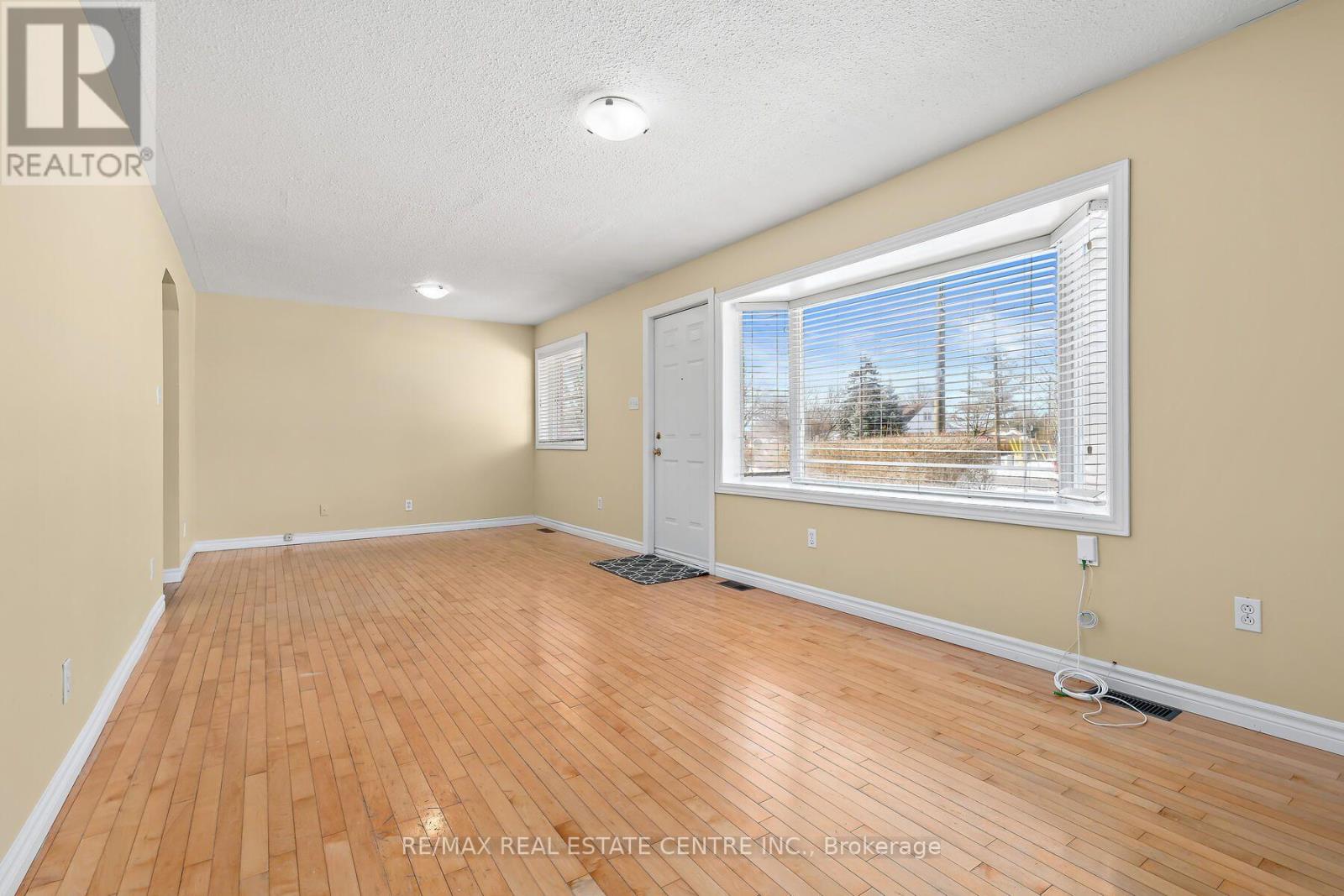 7 Rexway Drive Property Photo 3
